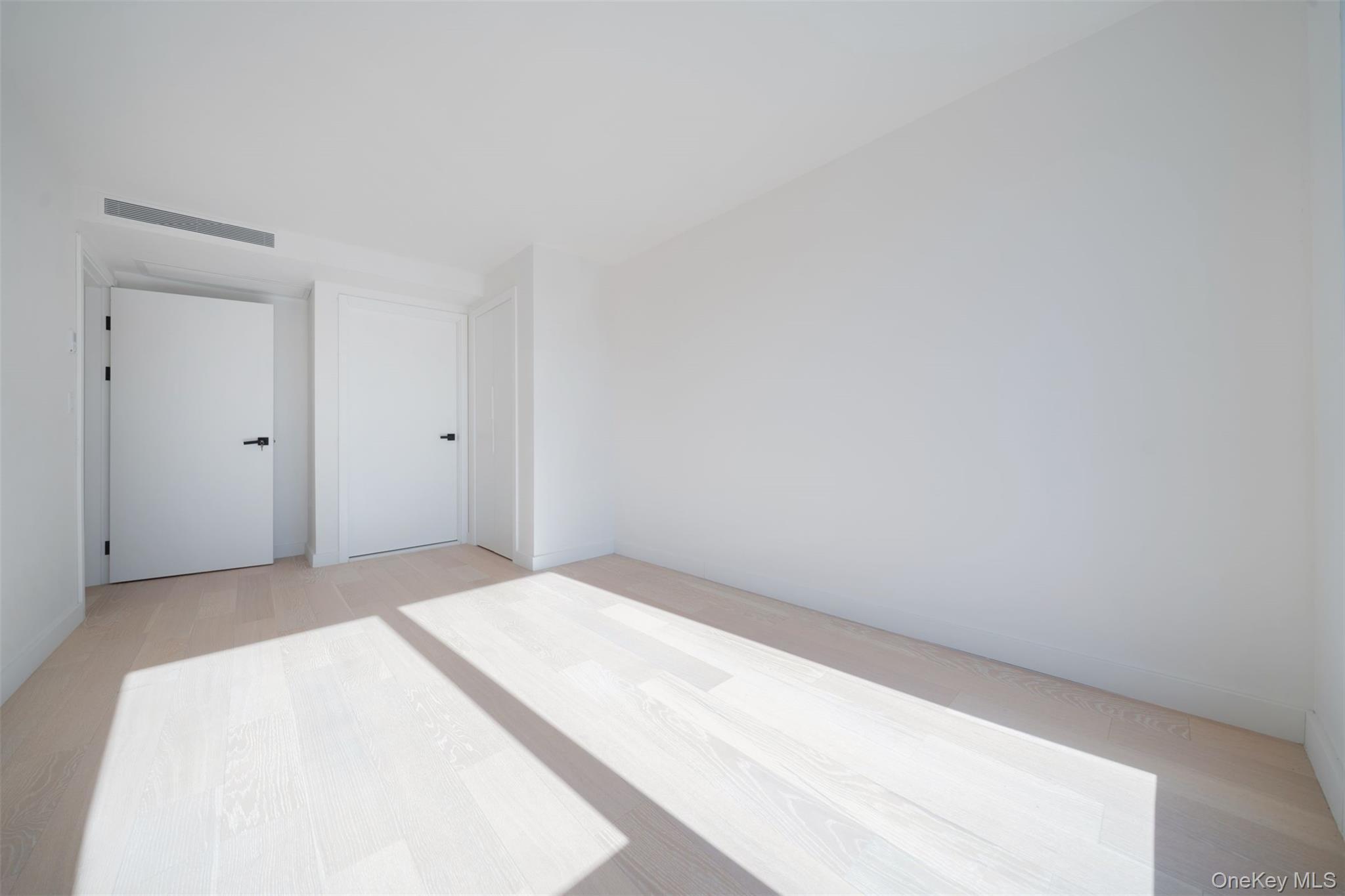 Condo Northern Blvd  Queens, NY 11354, MLS-960482-2