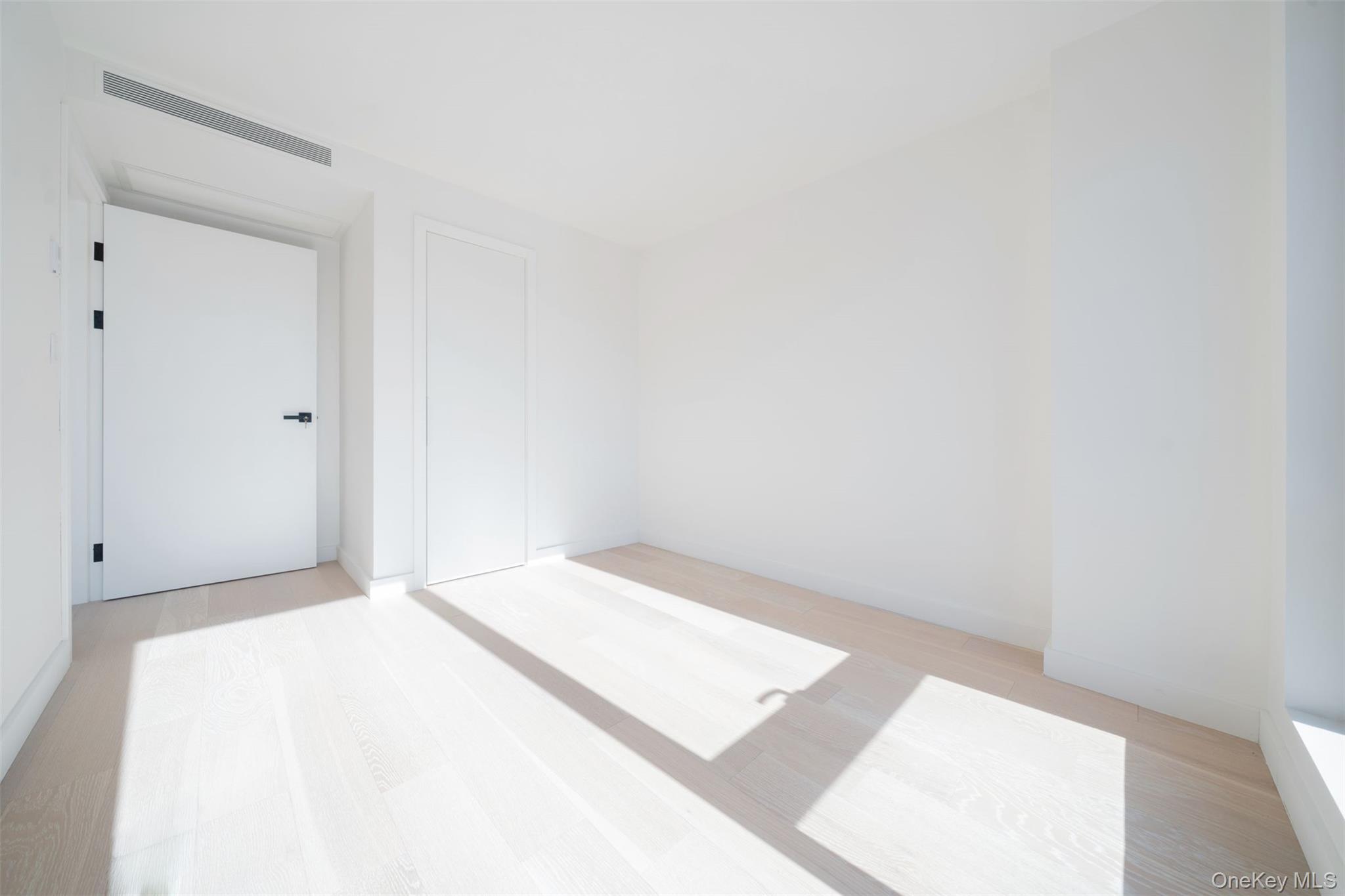 Condo Northern Blvd  Queens, NY 11354, MLS-960482-7