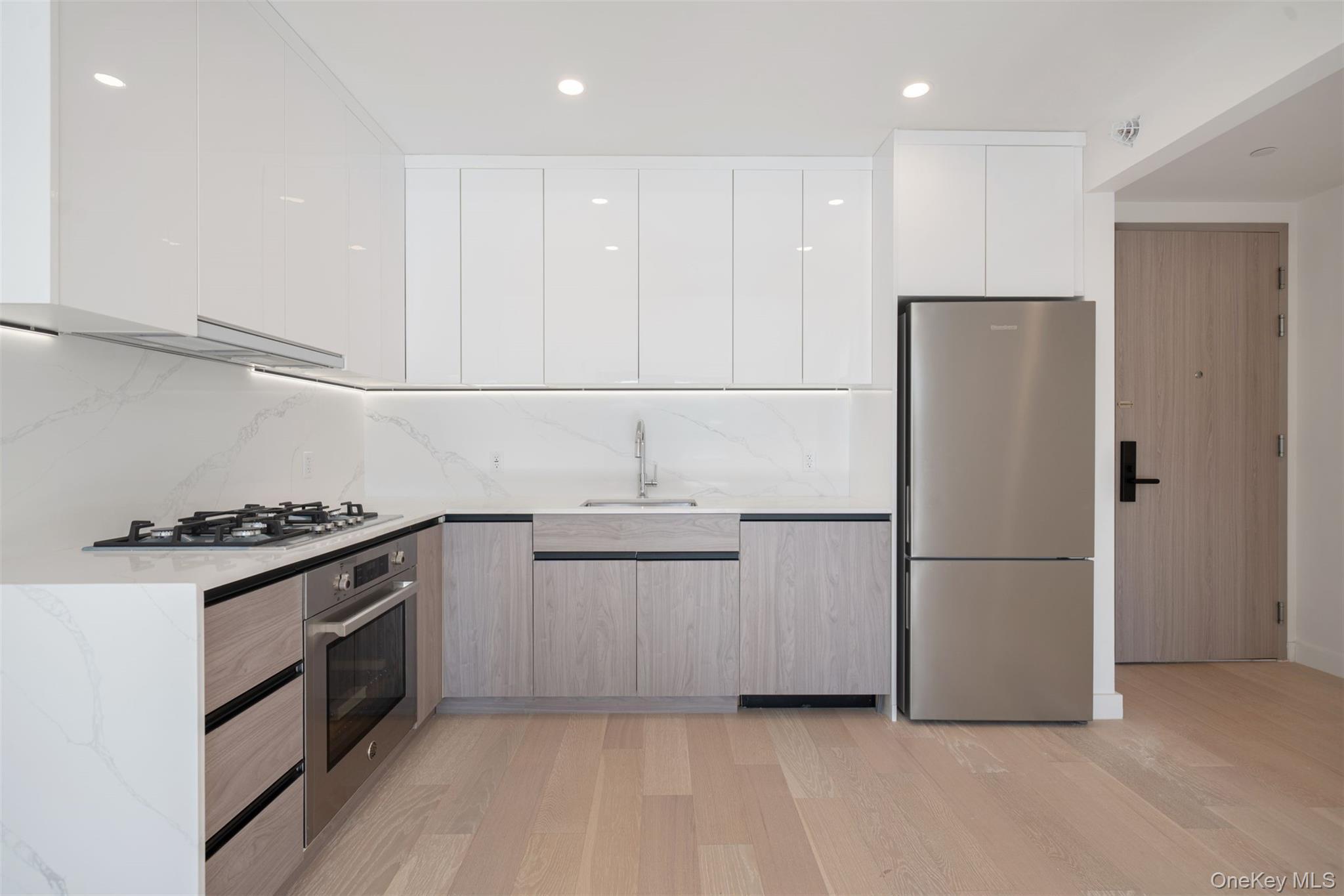 Condo Northern Blvd  Queens, NY 11354, MLS-960482-8