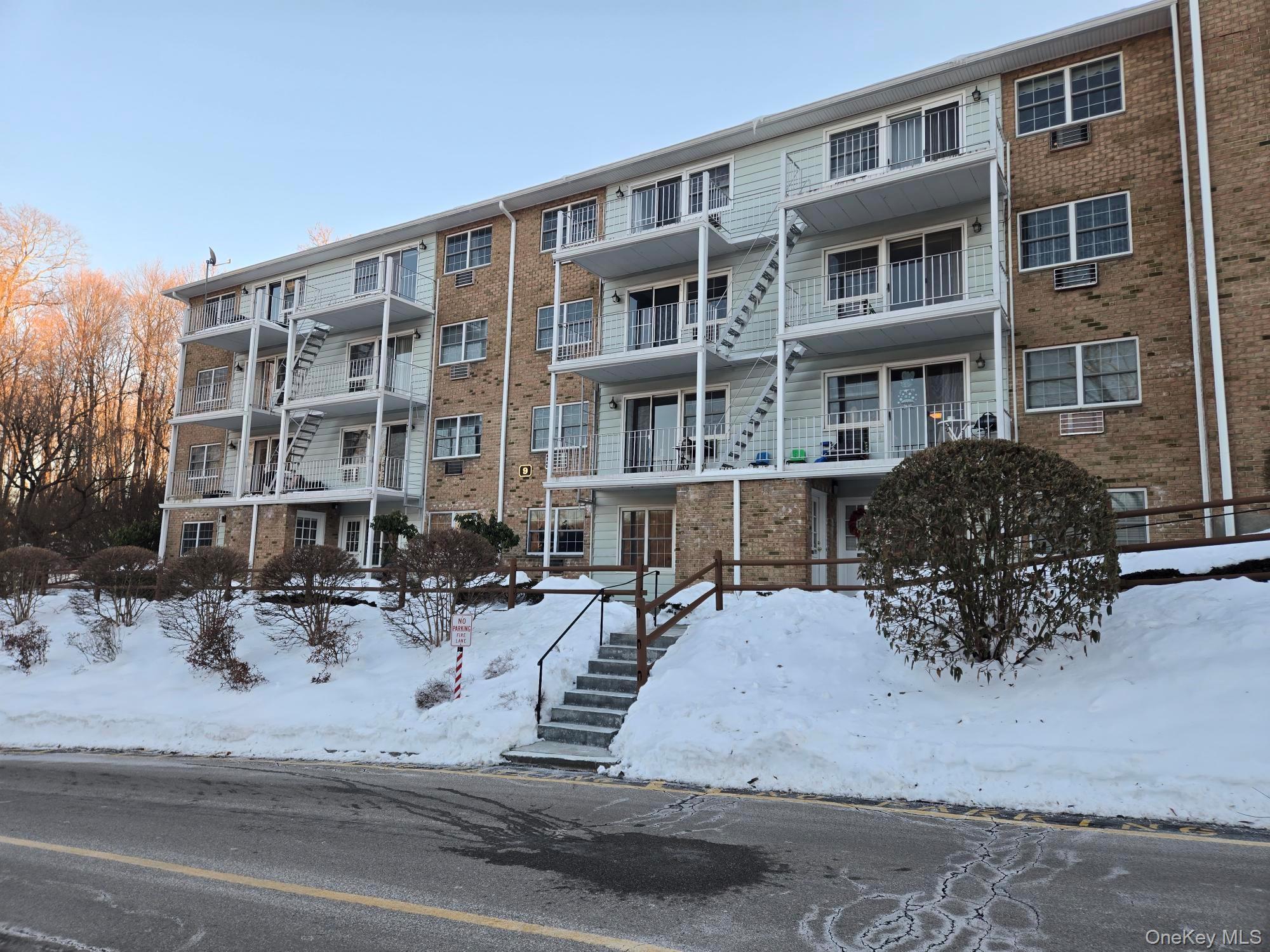 Coop Crompond  Westchester County, NY 10566, MLS-960574-17