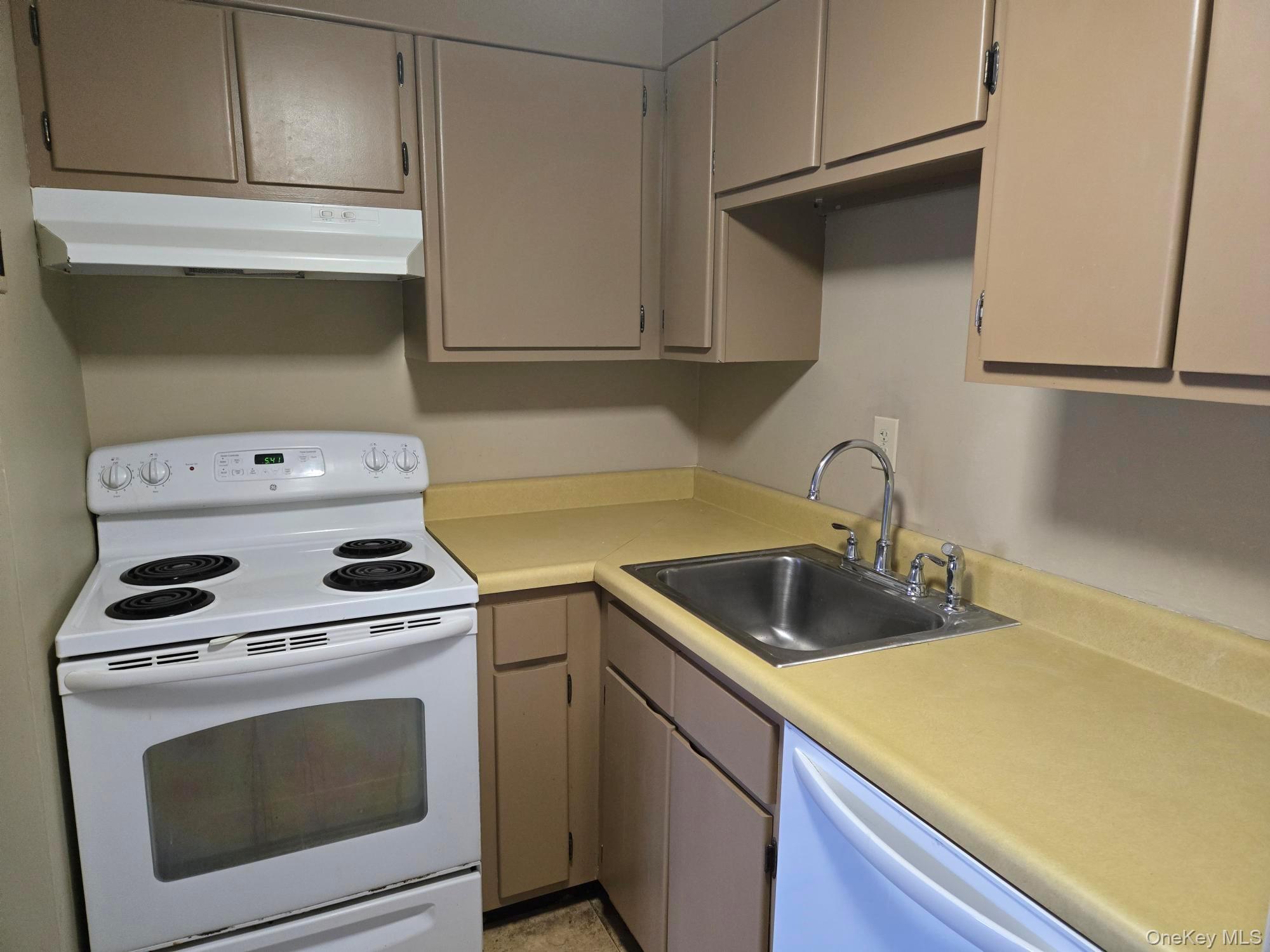 Coop Crompond  Westchester County, NY 10566, MLS-960574-8