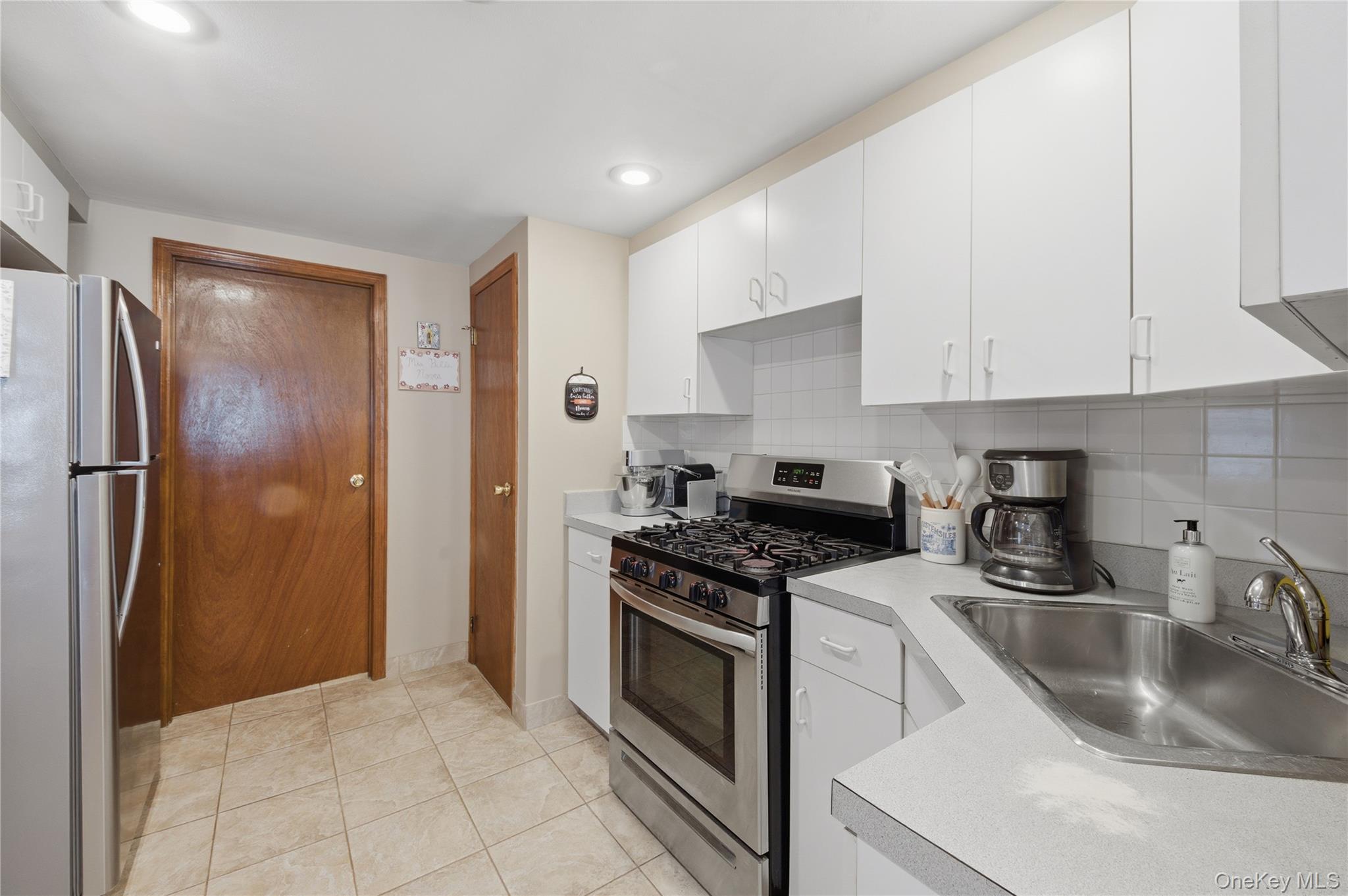 Single Family Young  Bronx, NY 10469, MLS-960639-27