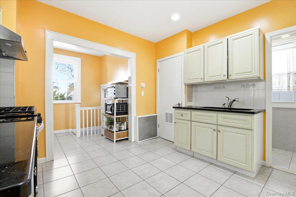 Single Family Manse  Queens, NY 11375, MLS-960720-16