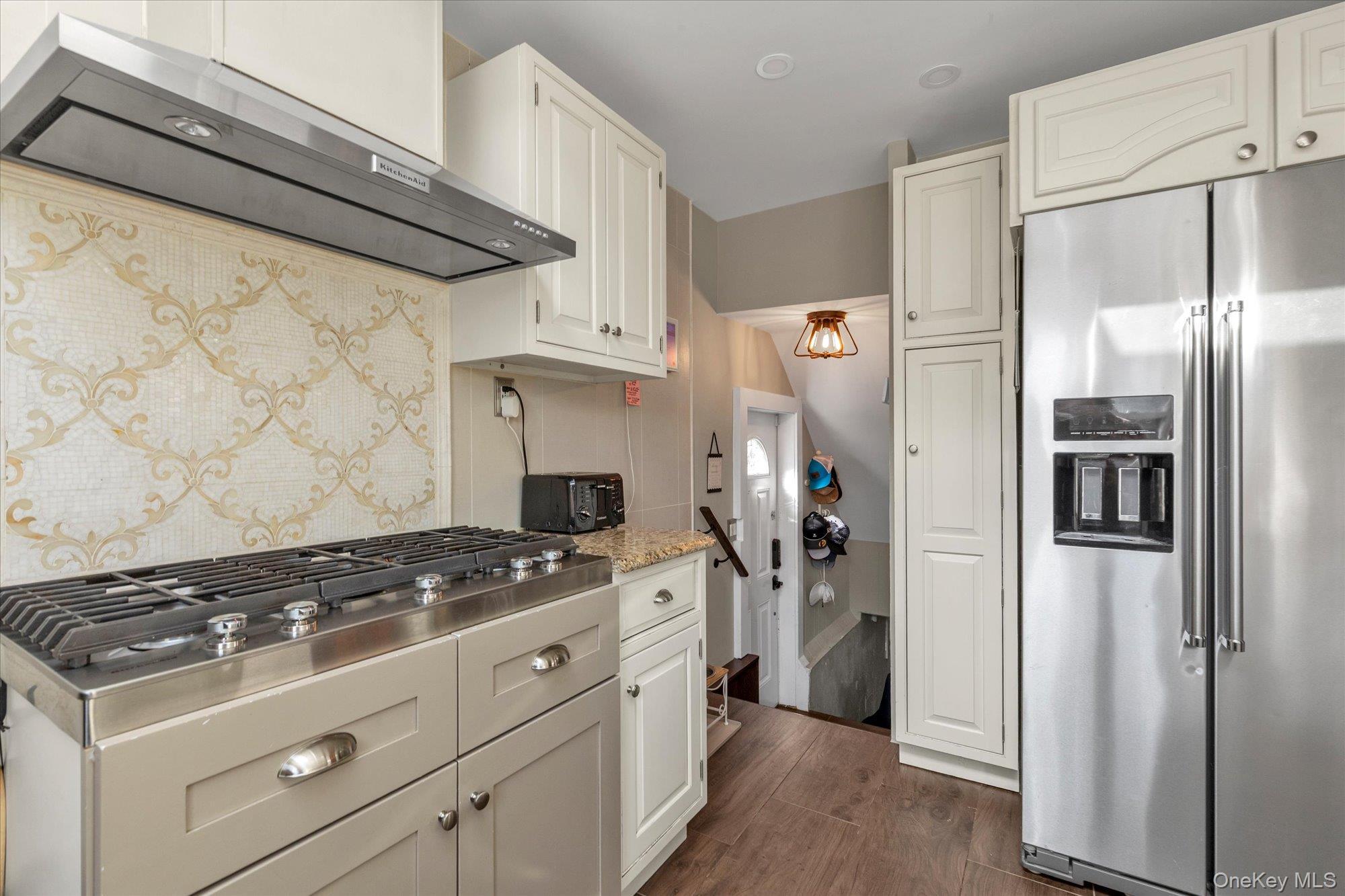 Single Family Everett Nassau County, NY 11563, MLS-960723-10
