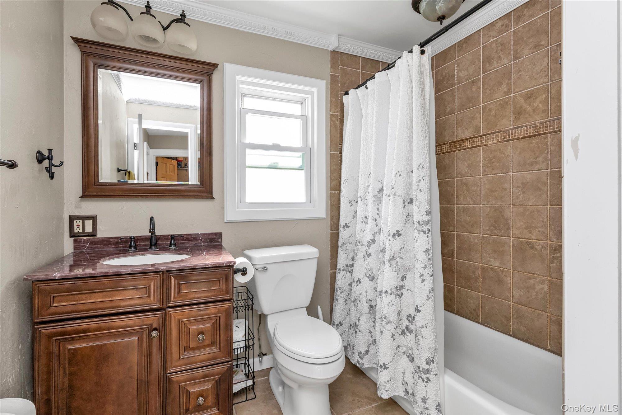 Single Family Everett Nassau County, NY 11563, MLS-960723-16
