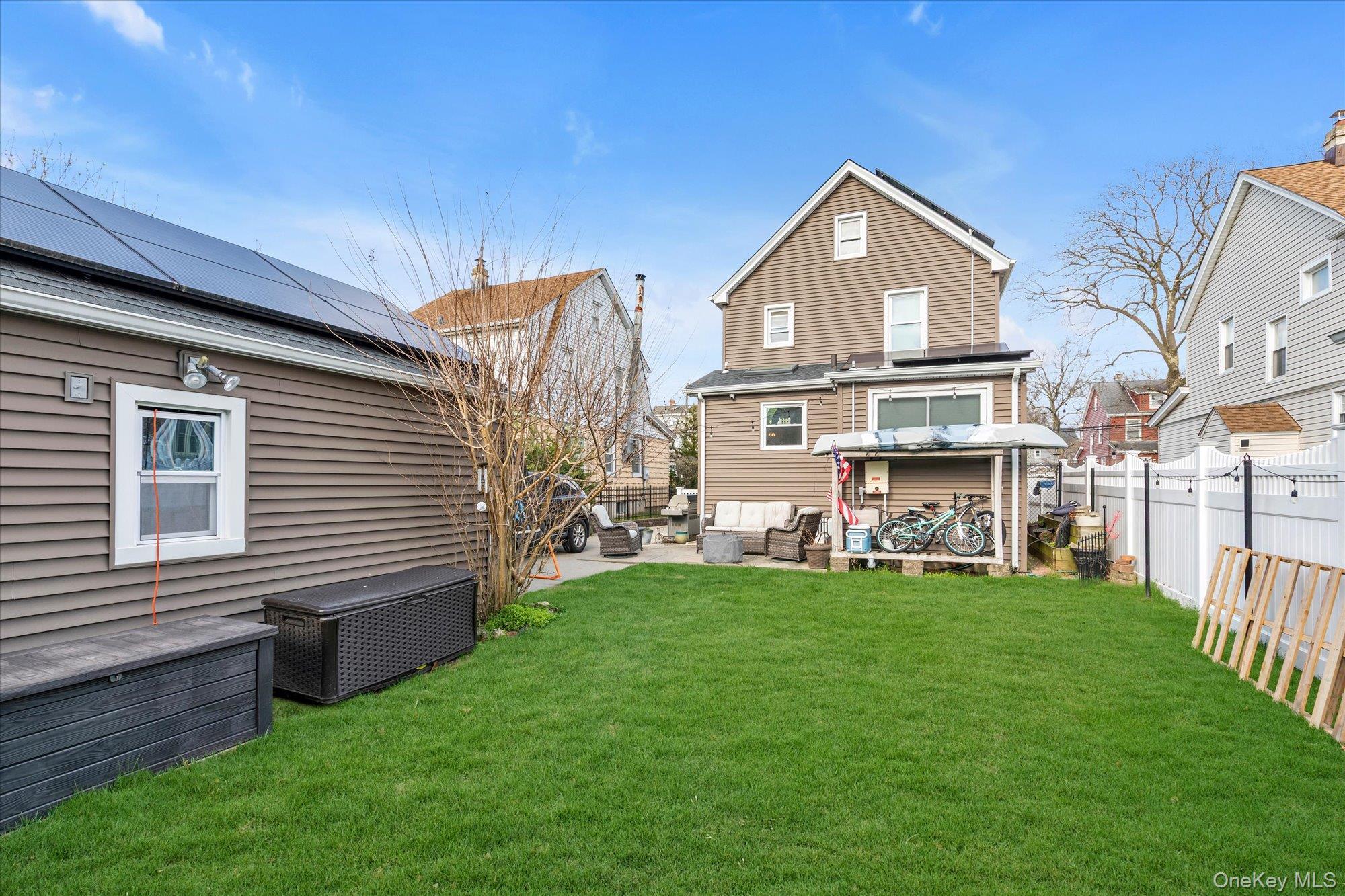 Single Family Everett Nassau County, NY 11563, MLS-960723-17