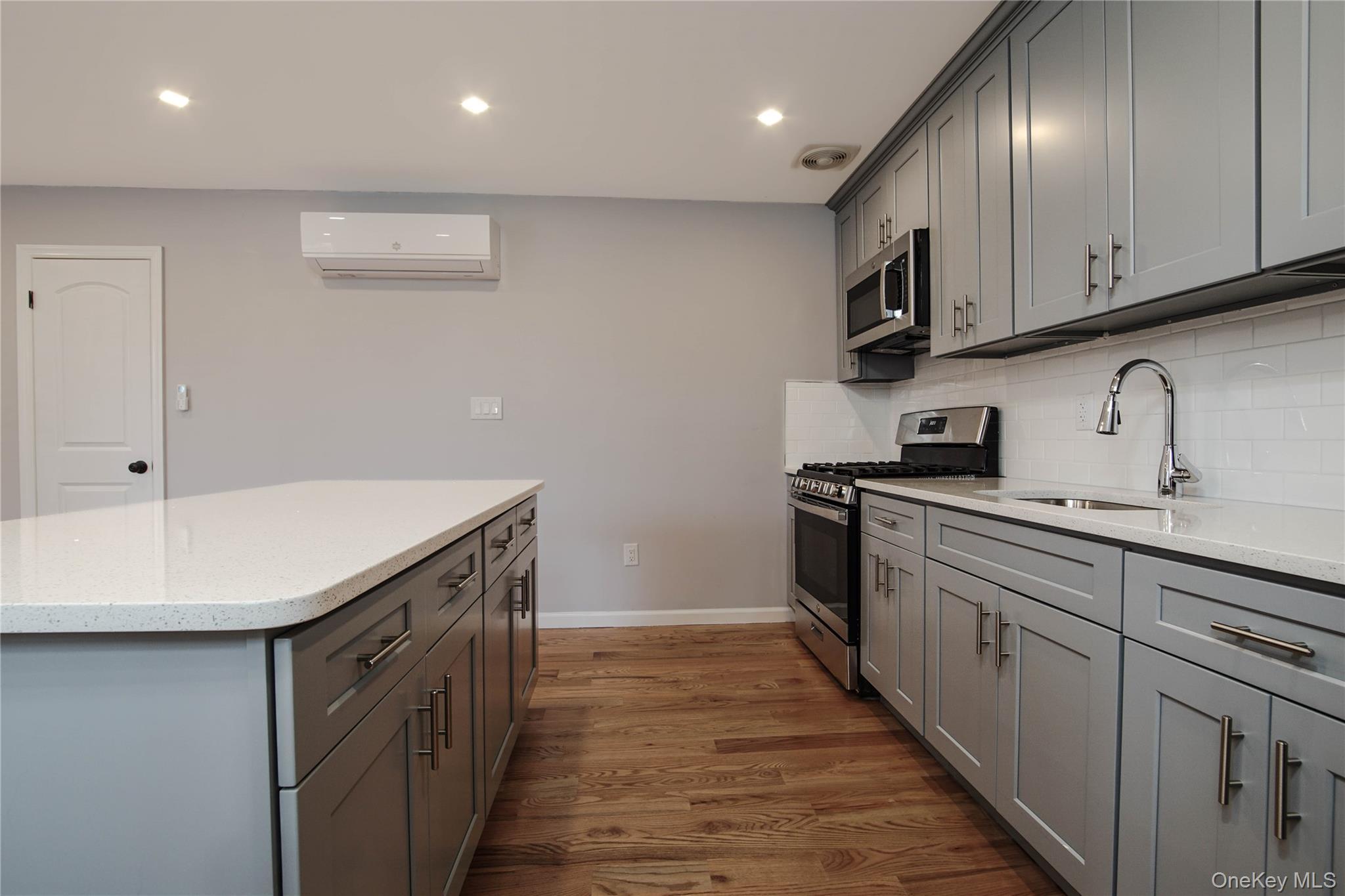 Single Family 70th Queens, NY 11385, MLS-960748-16