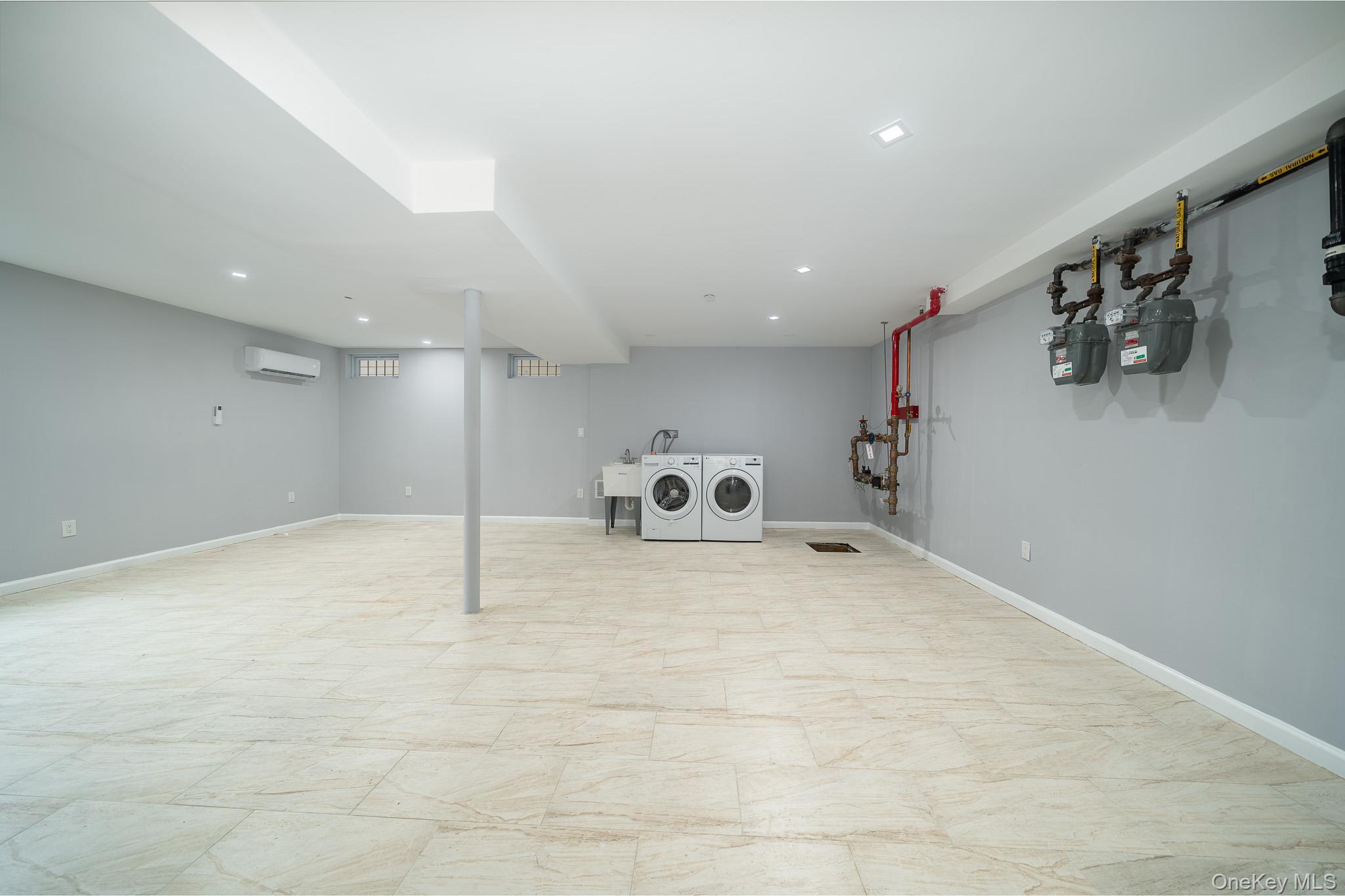 Single Family 70th Queens, NY 11385, MLS-960748-25