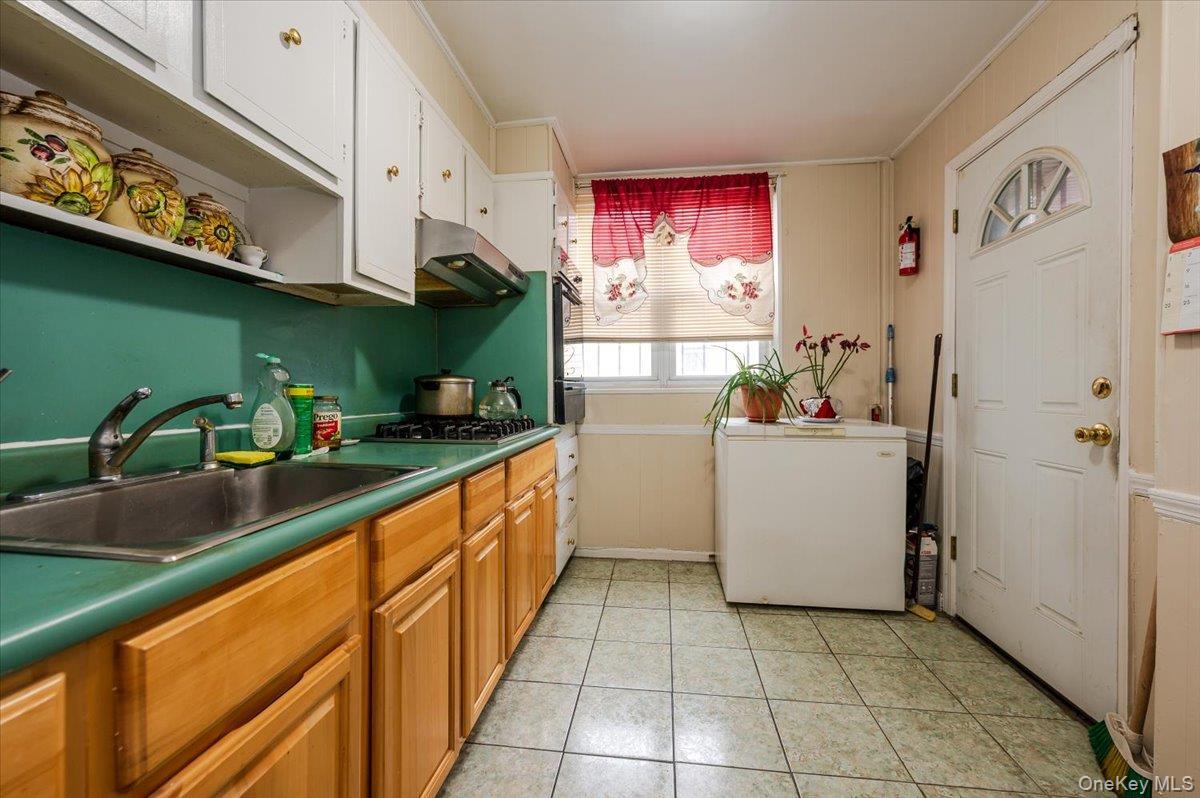 Single Family Bouck  Bronx, NY 10469, MLS-960919-7