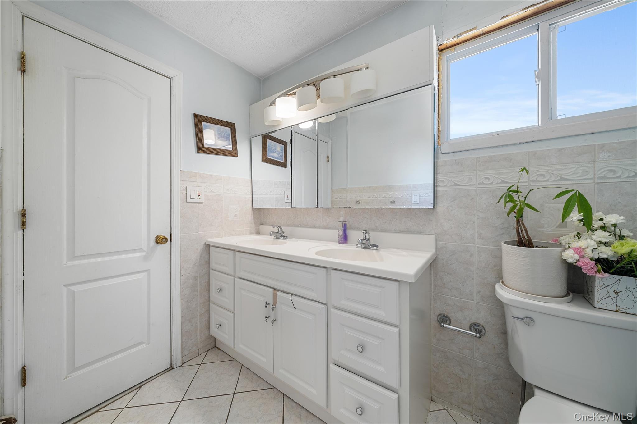 Single Family Revilo  Suffolk County, NY 11967, MLS-960928-17