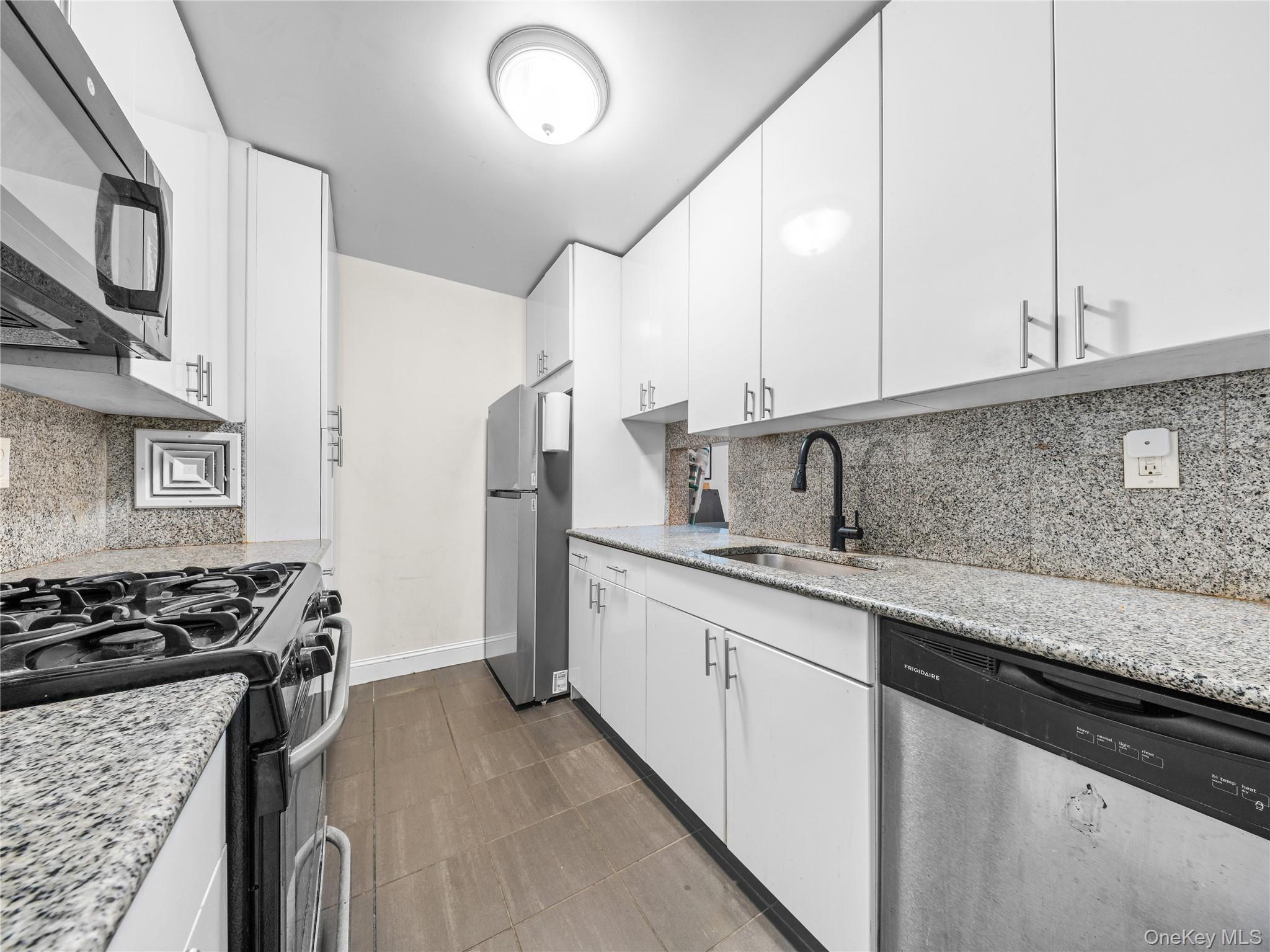 Condo Leverich Queens, NY 11372, MLS-961244-11