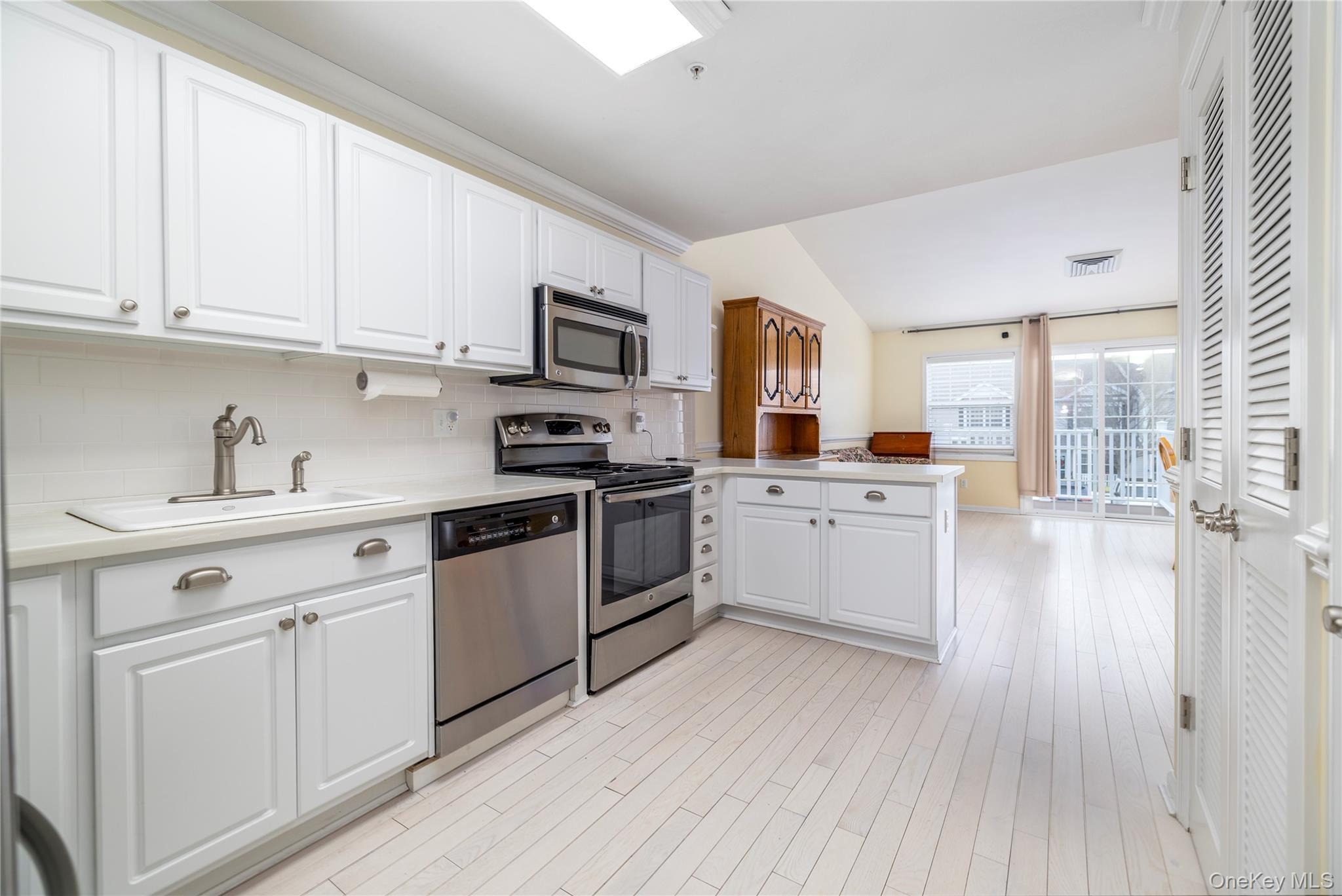 Condo Willow  Nassau County, NY 11580, MLS-961250-12