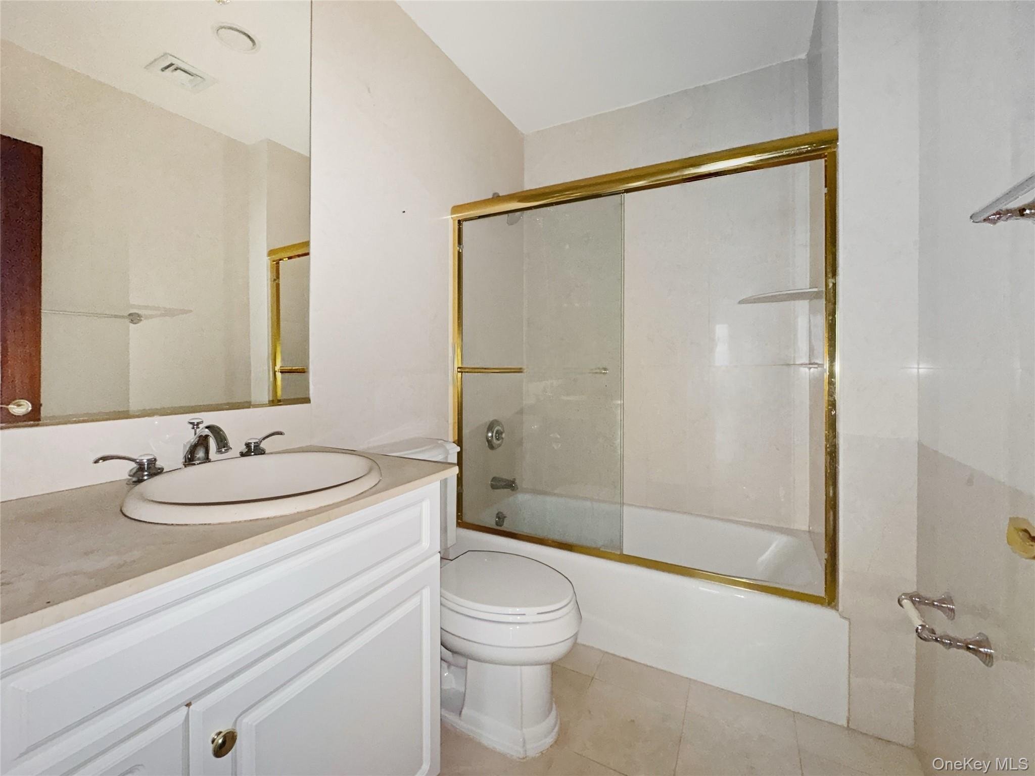 Condo Great Neck  Nassau County, NY 11021, MLS-961522-12