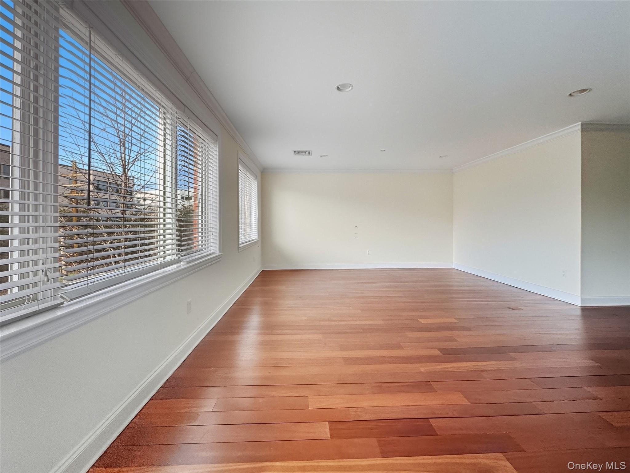 Condo Great Neck  Nassau County, NY 11021, MLS-961522-6