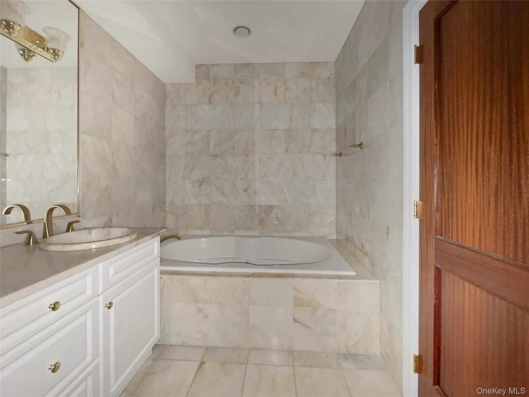 Condo Great Neck  Nassau County, NY 11021, MLS-961534-11