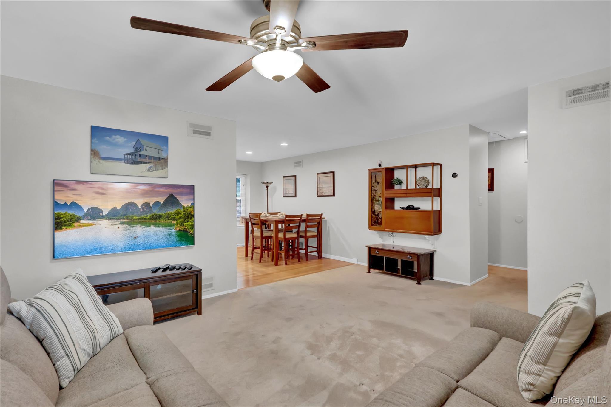 Condo Primrose  Suffolk County, NY 11703, MLS-961594-7