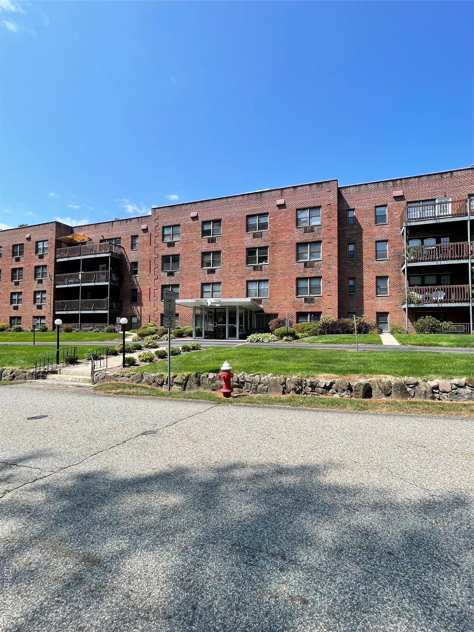 Coop Oakdale  Rockland County, NY 10901, MLS-962480-25