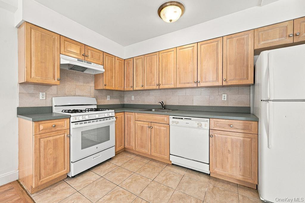 Single Family 34th Avenue Queens, NY 11354, MLS-962559-17