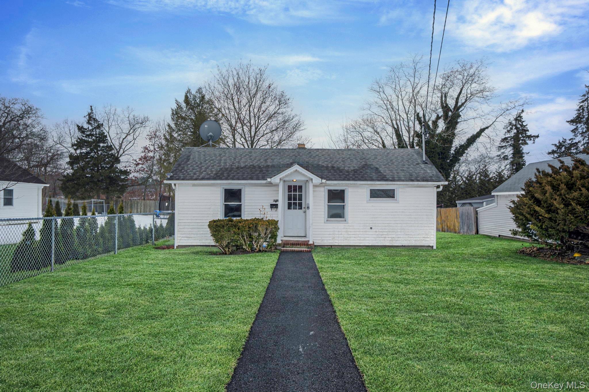 Single Family Woodcrest  Suffolk County, NY 11901, MLS-963275-2