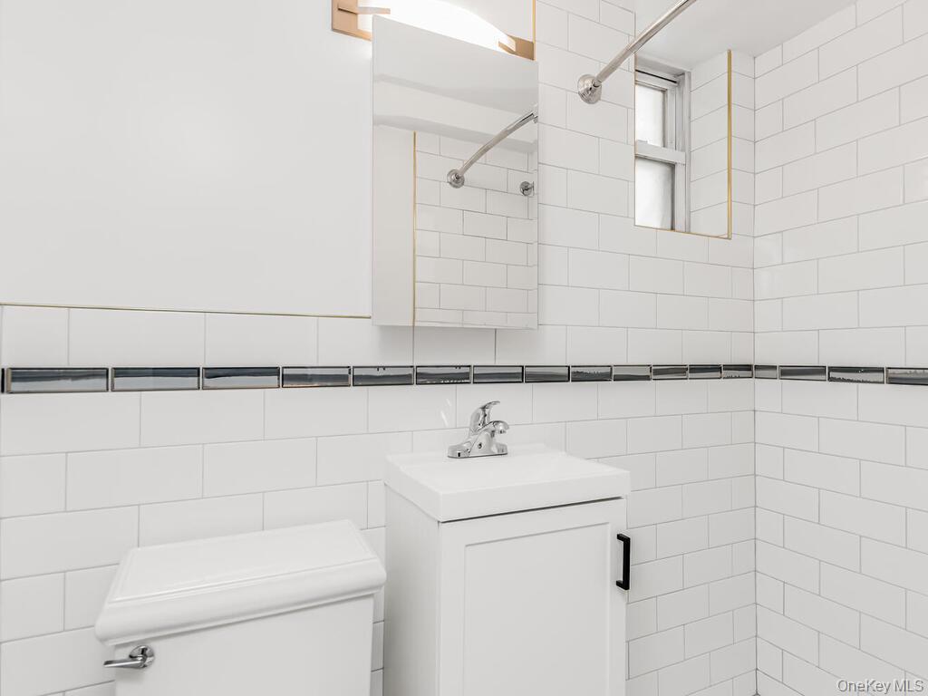 Single Family Bronxwood  Bronx, NY 10469, MLS-963534-21