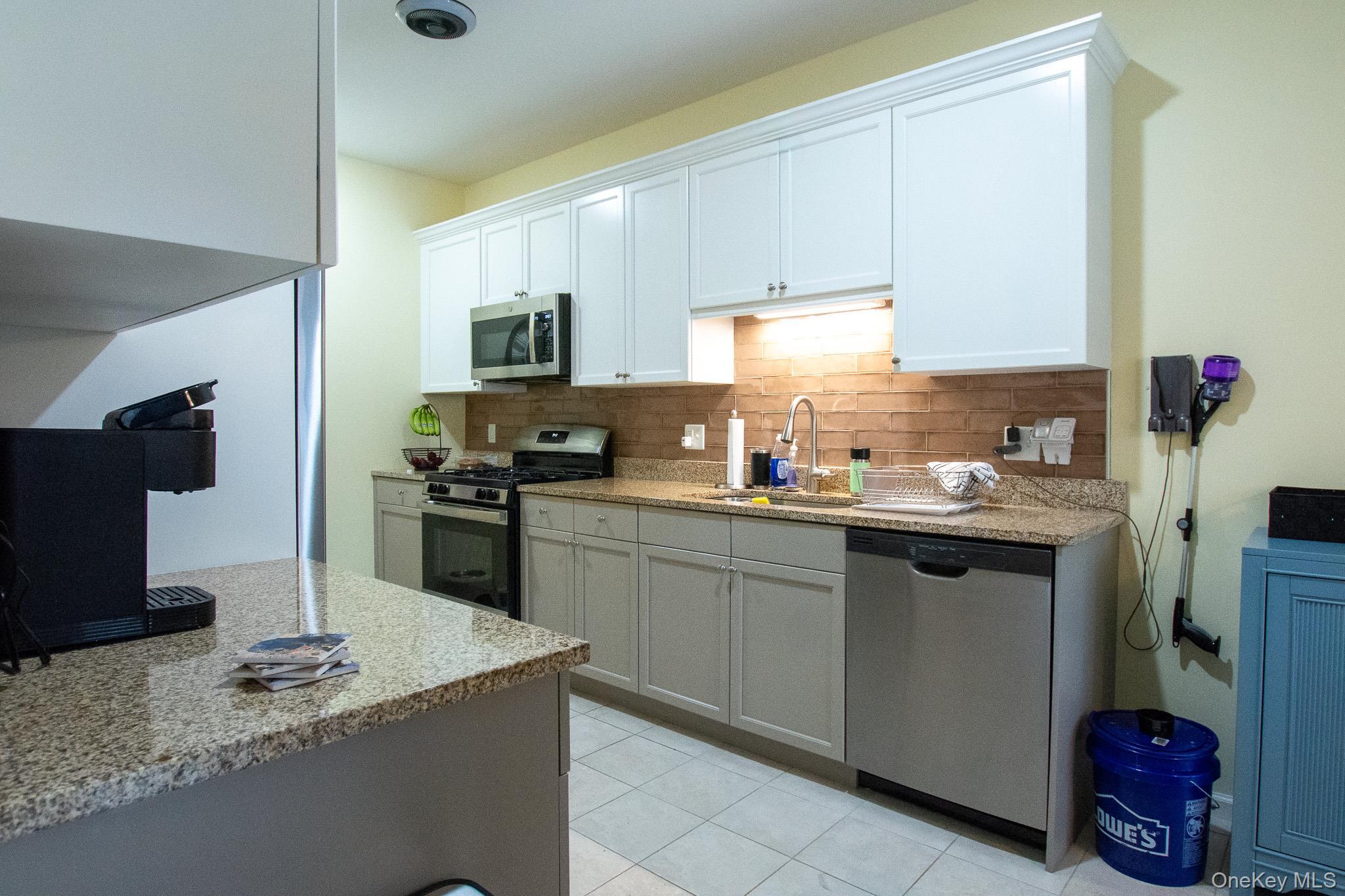 Condo Greentree  Suffolk County, NY 11967, MLS-963693-11