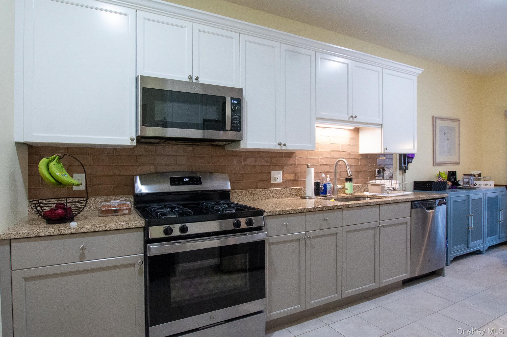 Condo Greentree  Suffolk County, NY 11967, MLS-963693-12