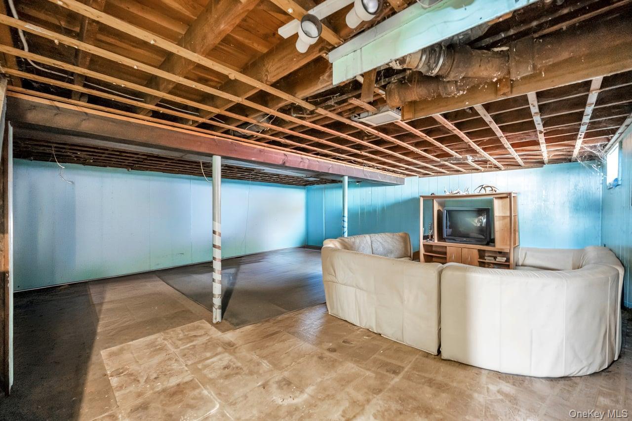 Single Family Locust  Suffolk County, NY 11716, MLS-963794-28