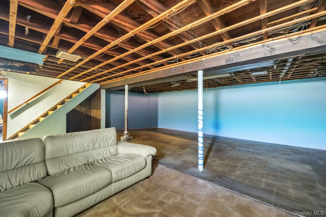 Single Family Locust  Suffolk County, NY 11716, MLS-963794-31