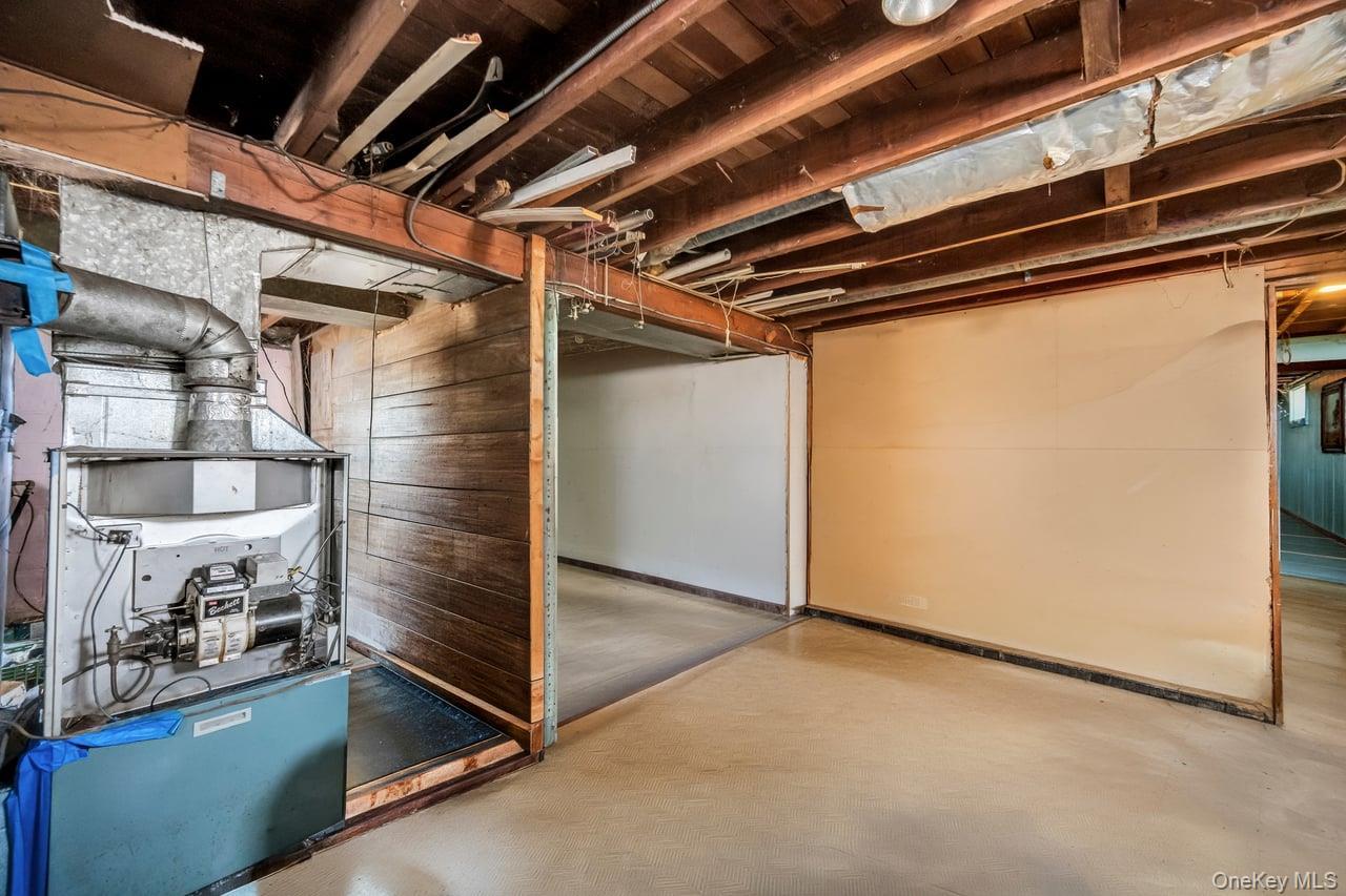 Single Family Locust  Suffolk County, NY 11716, MLS-963794-32