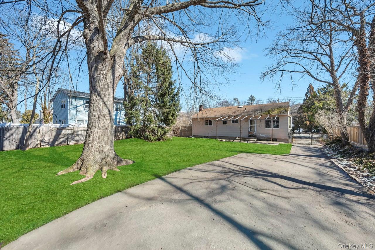 Single Family Locust  Suffolk County, NY 11716, MLS-963794-6