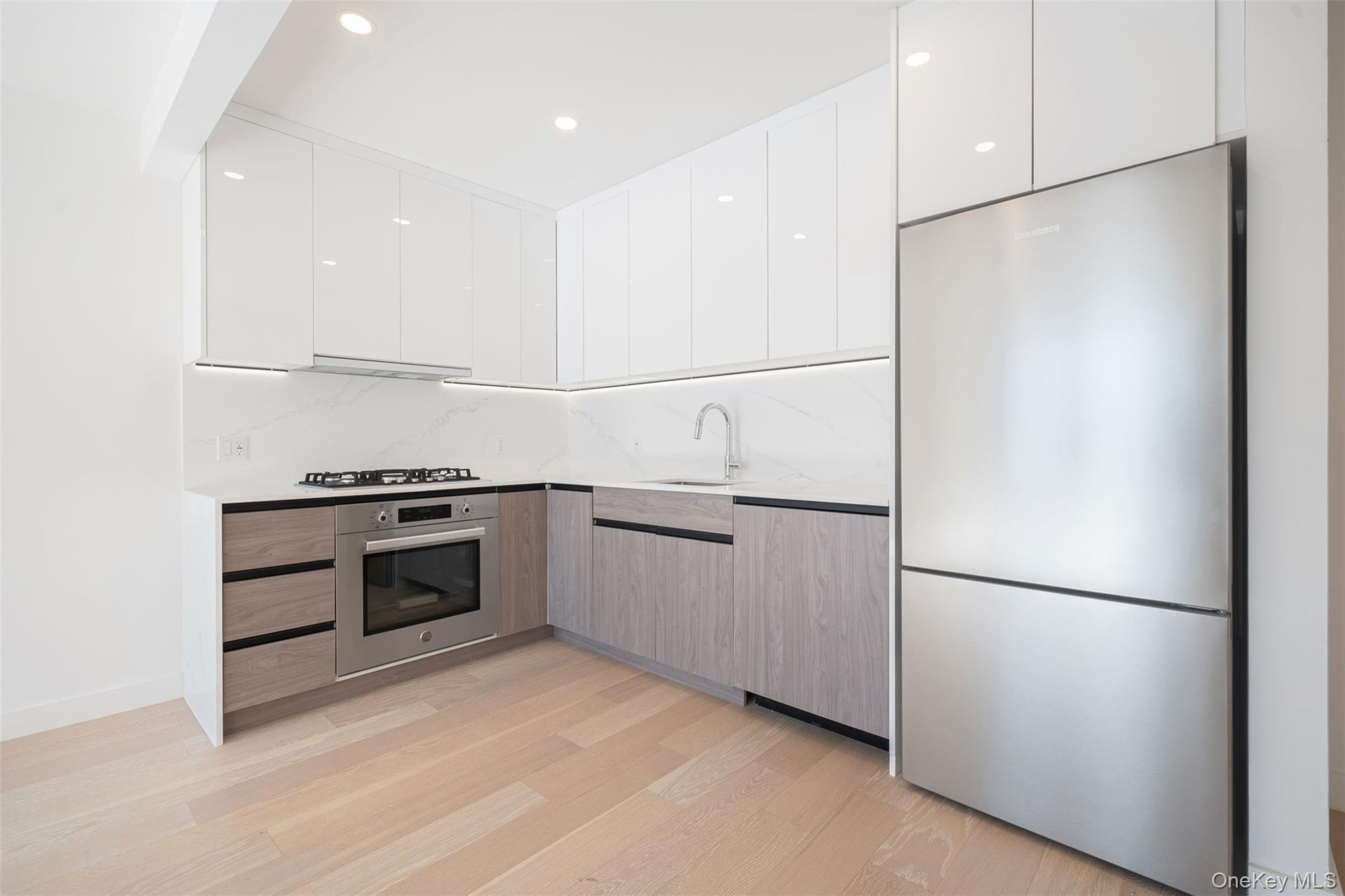 Condo Northern Blvd  Queens, NY 11354, MLS-963882-11