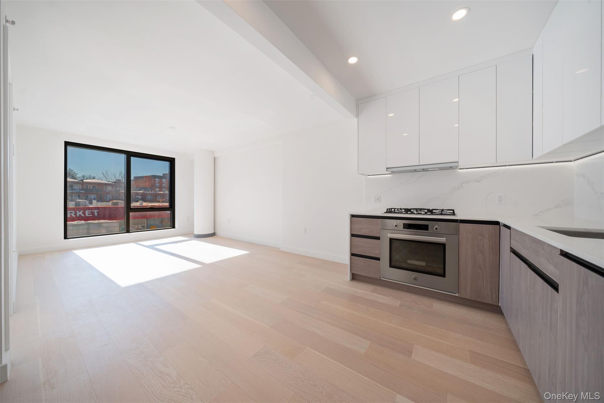 Condo Northern Blvd  Queens, NY 11354, MLS-963882-15