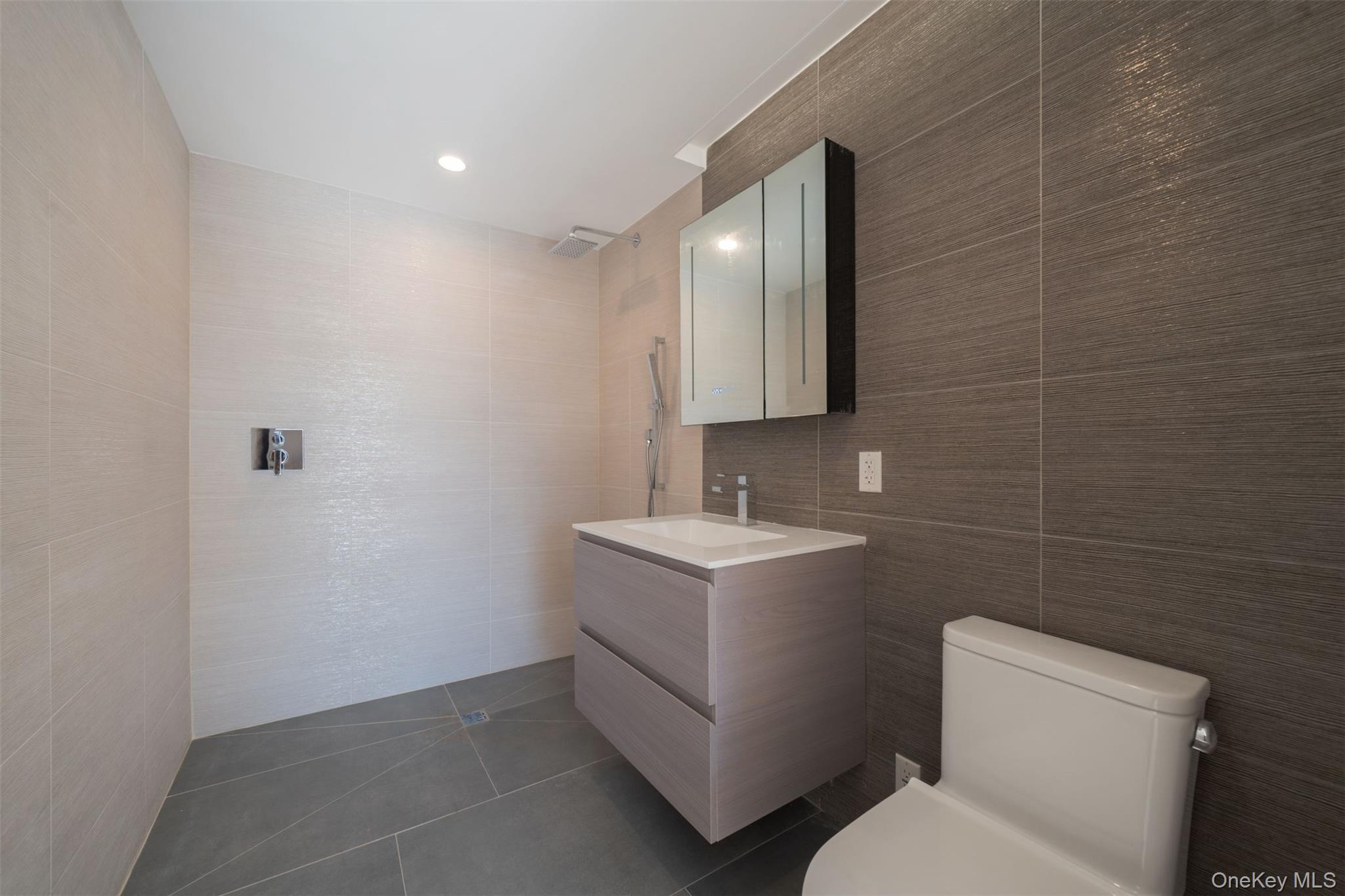 Condo Northern Blvd  Queens, NY 11354, MLS-963882-17