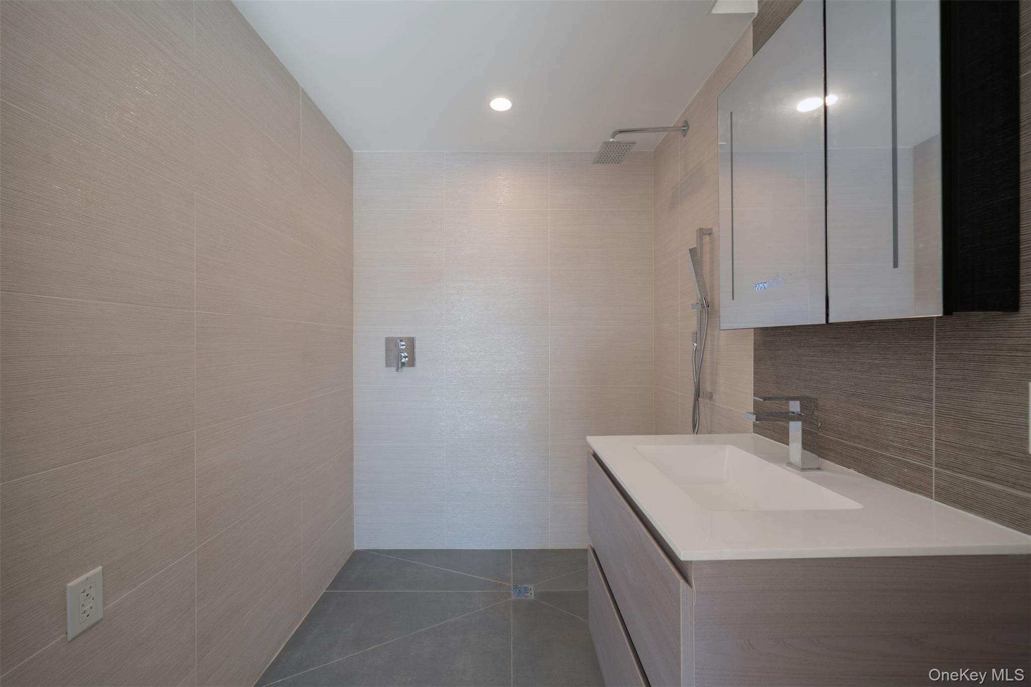 Condo Northern Blvd  Queens, NY 11354, MLS-963882-20