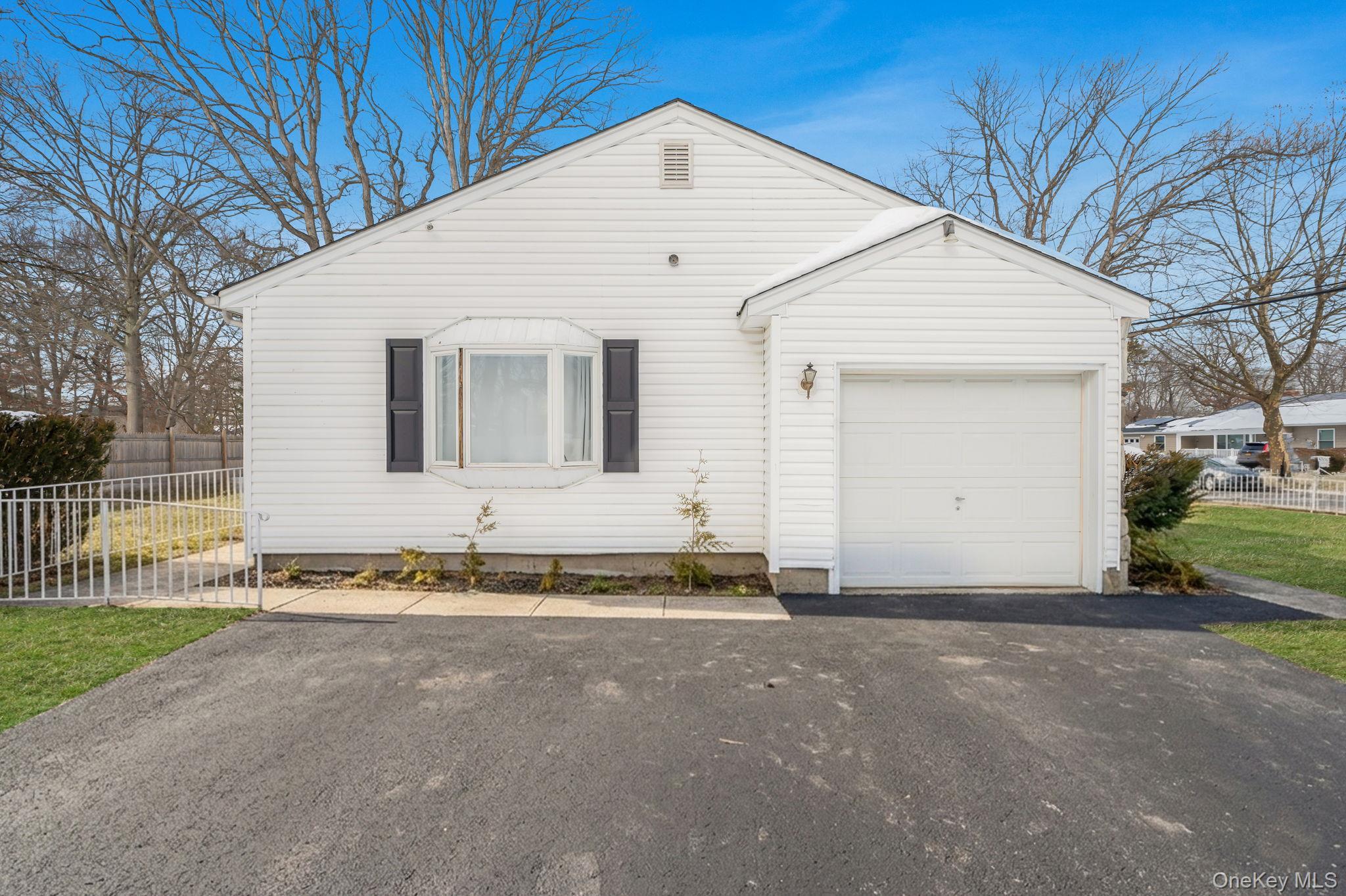 Single Family Westchester  Suffolk County, NY 11704, MLS-963964-43