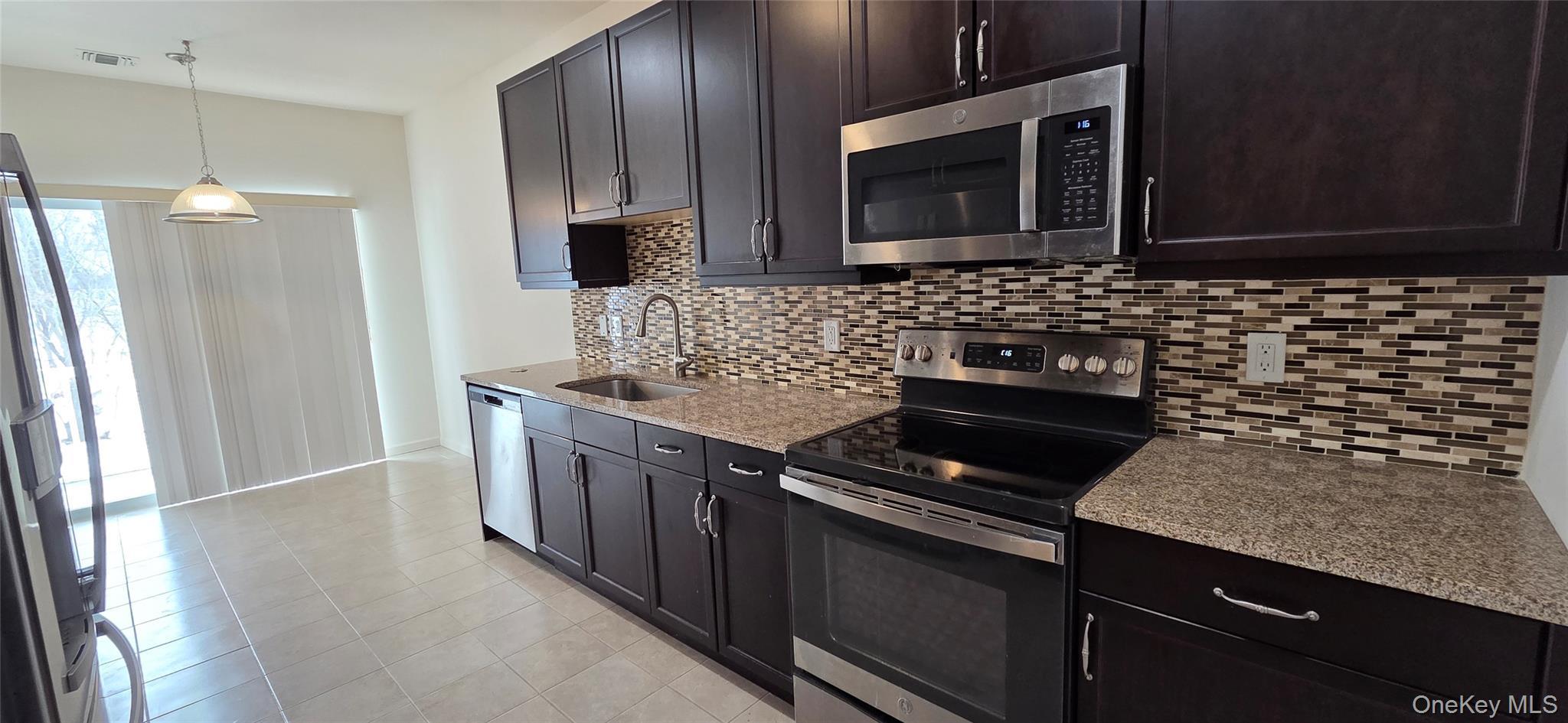 Condo Greentree  Suffolk County, NY 11967, MLS-964099-11