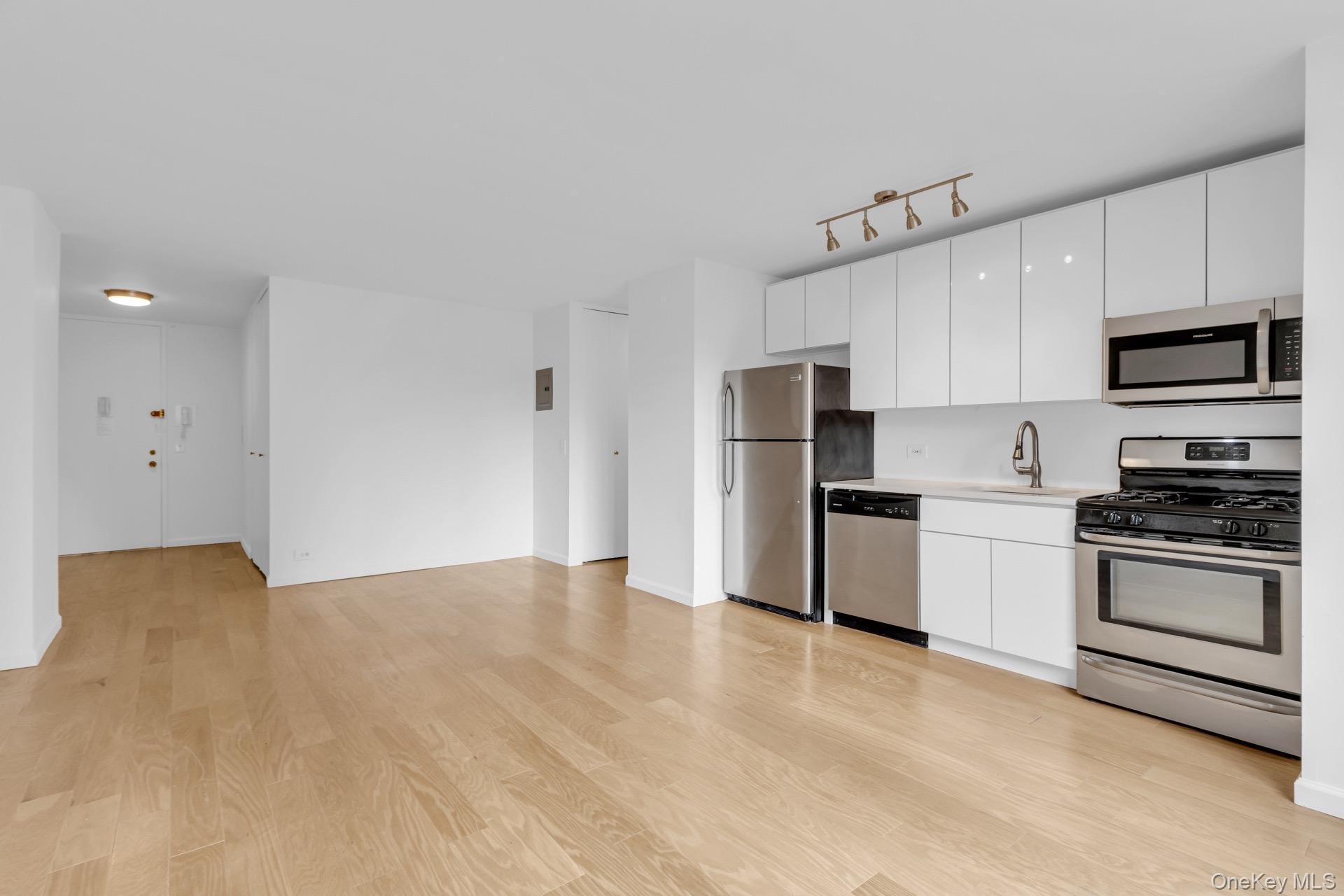 Apartment 93rd  Manhattan, NY 10128, MLS-964831-11