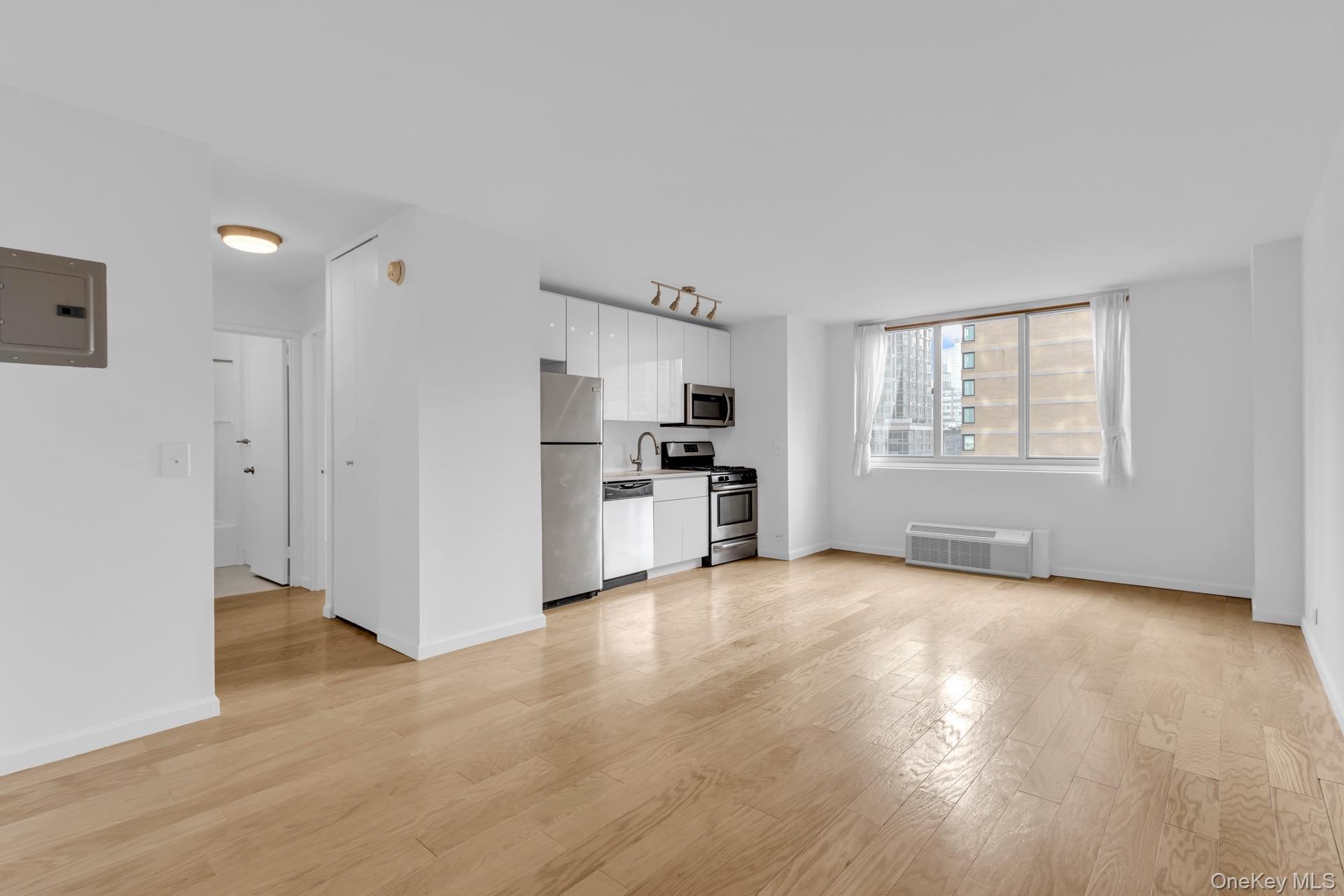 Apartment 93rd  Manhattan, NY 10128, MLS-964831-2