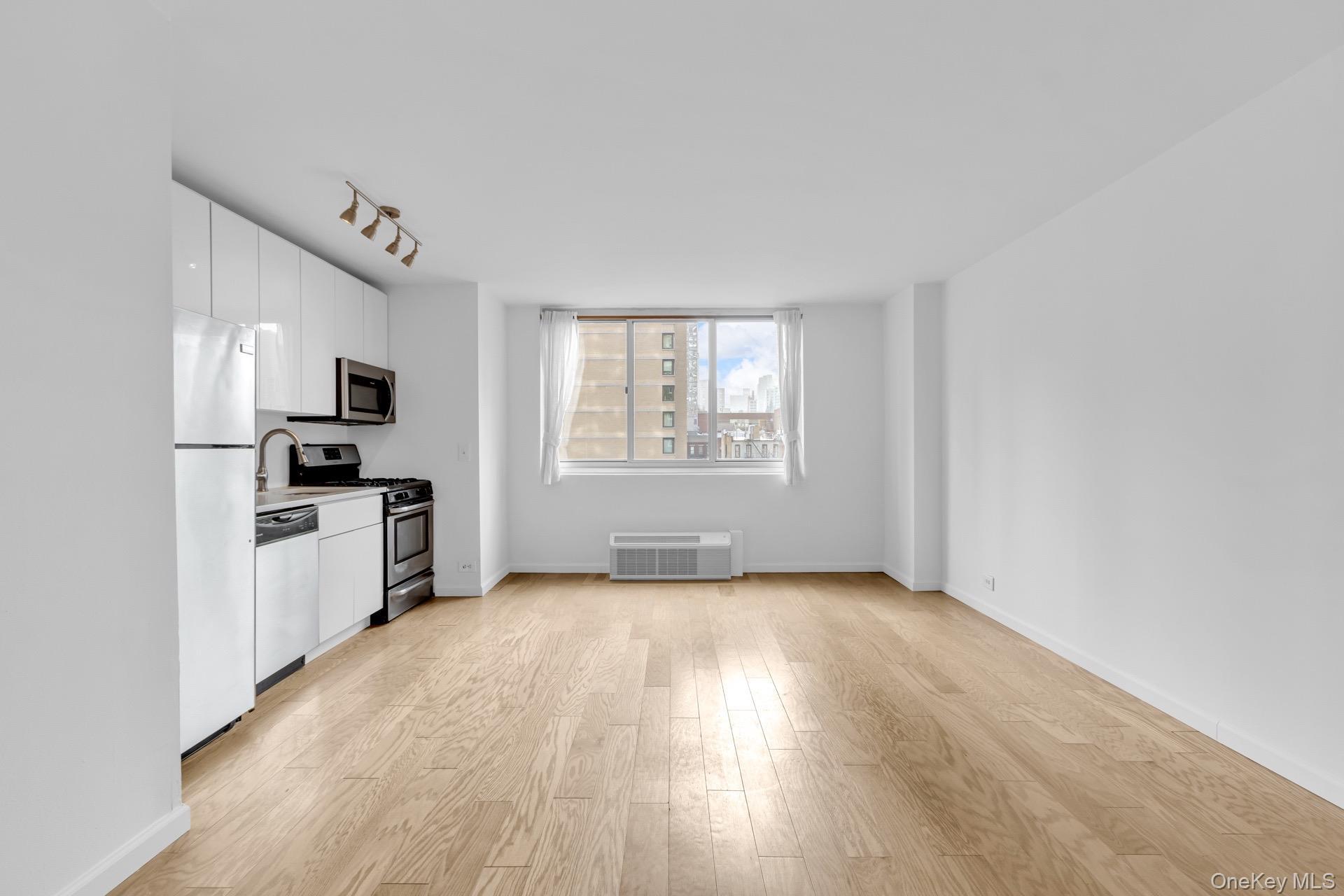 Apartment 93rd  Manhattan, NY 10128, MLS-964831-7