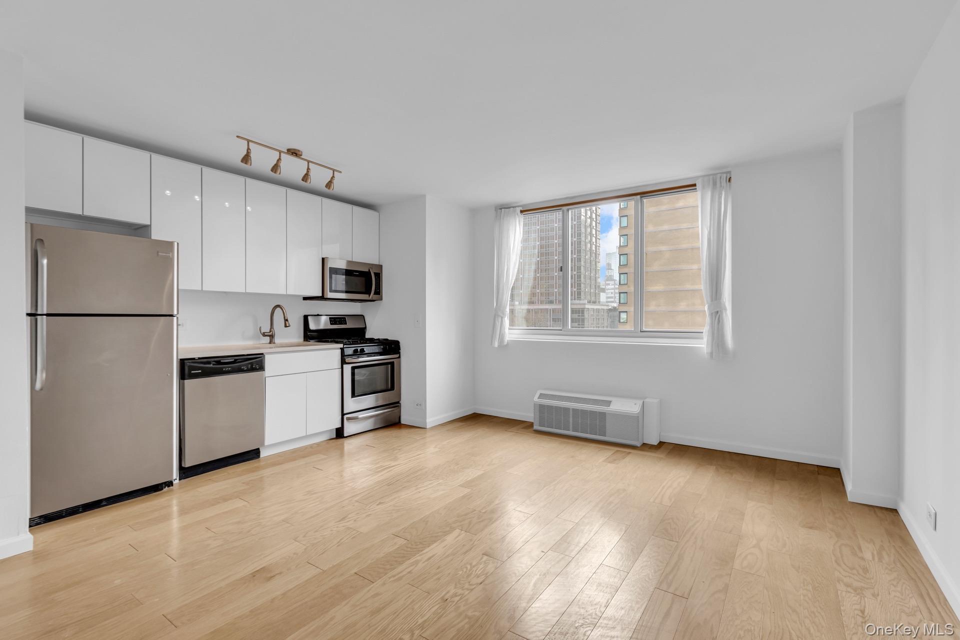Apartment 93rd  Manhattan, NY 10128, MLS-964831-8