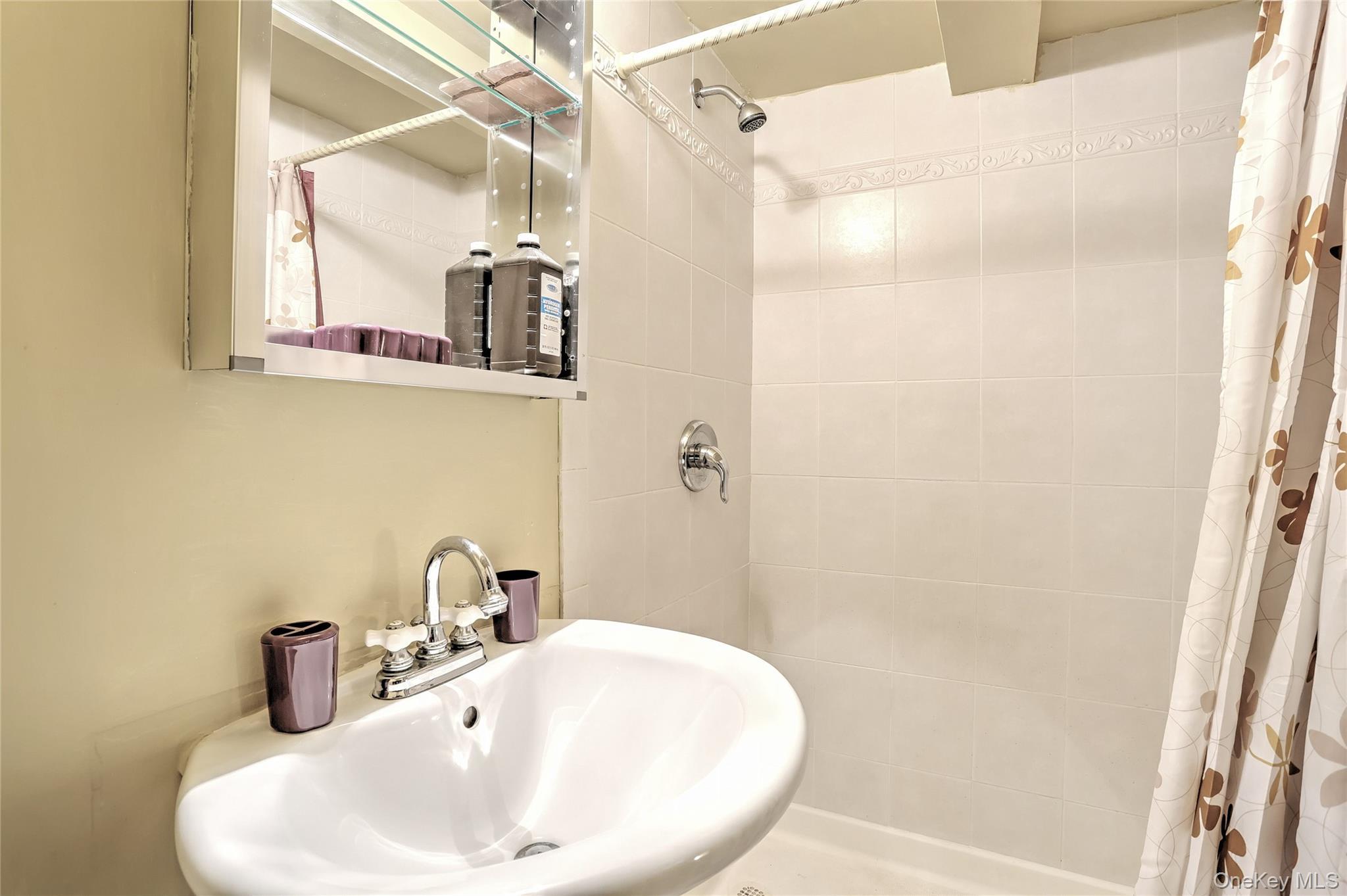 Single Family Quincy  Bronx, NY 10465, MLS-965282-24