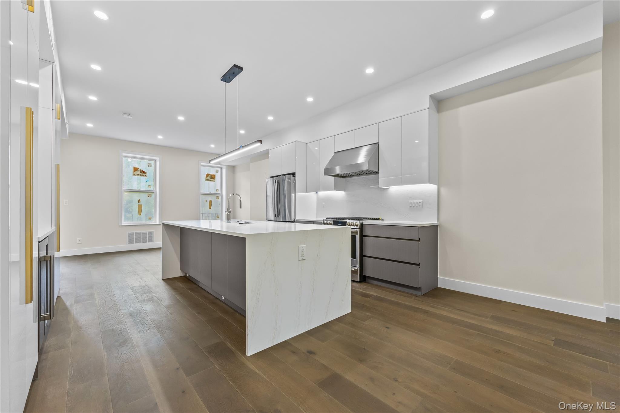 Single Family 45th  Queens, NY 11101, MLS-965575-21