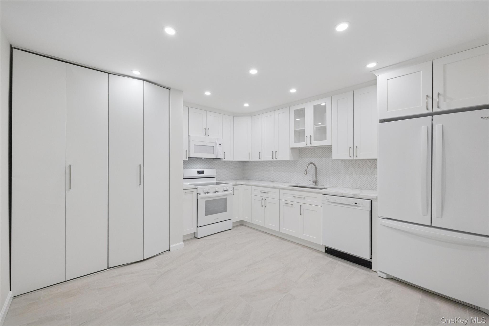 Condo Pheasant  Nassau County, NY 11576, MLS-966230-27