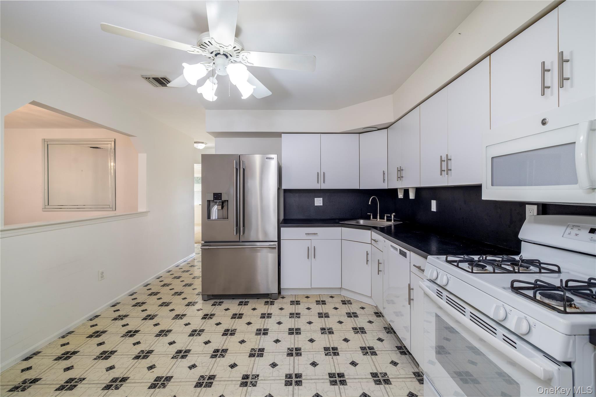 Condo Ridgewood Nassau County, NY 11793, MLS-966631-12