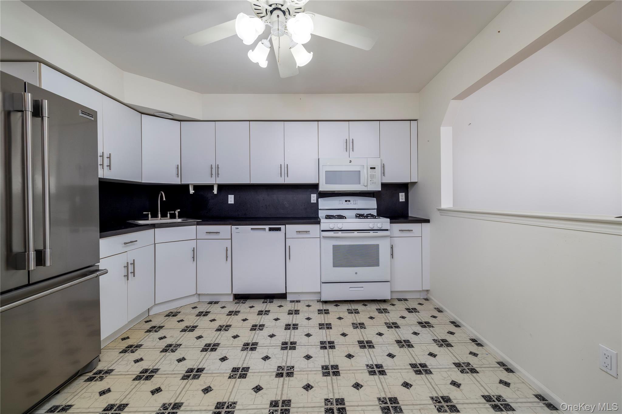 Condo Ridgewood Nassau County, NY 11793, MLS-966631-13