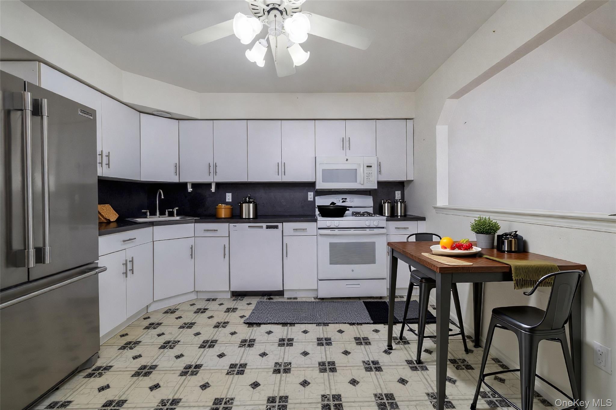 Condo Ridgewood Nassau County, NY 11793, MLS-966631-14