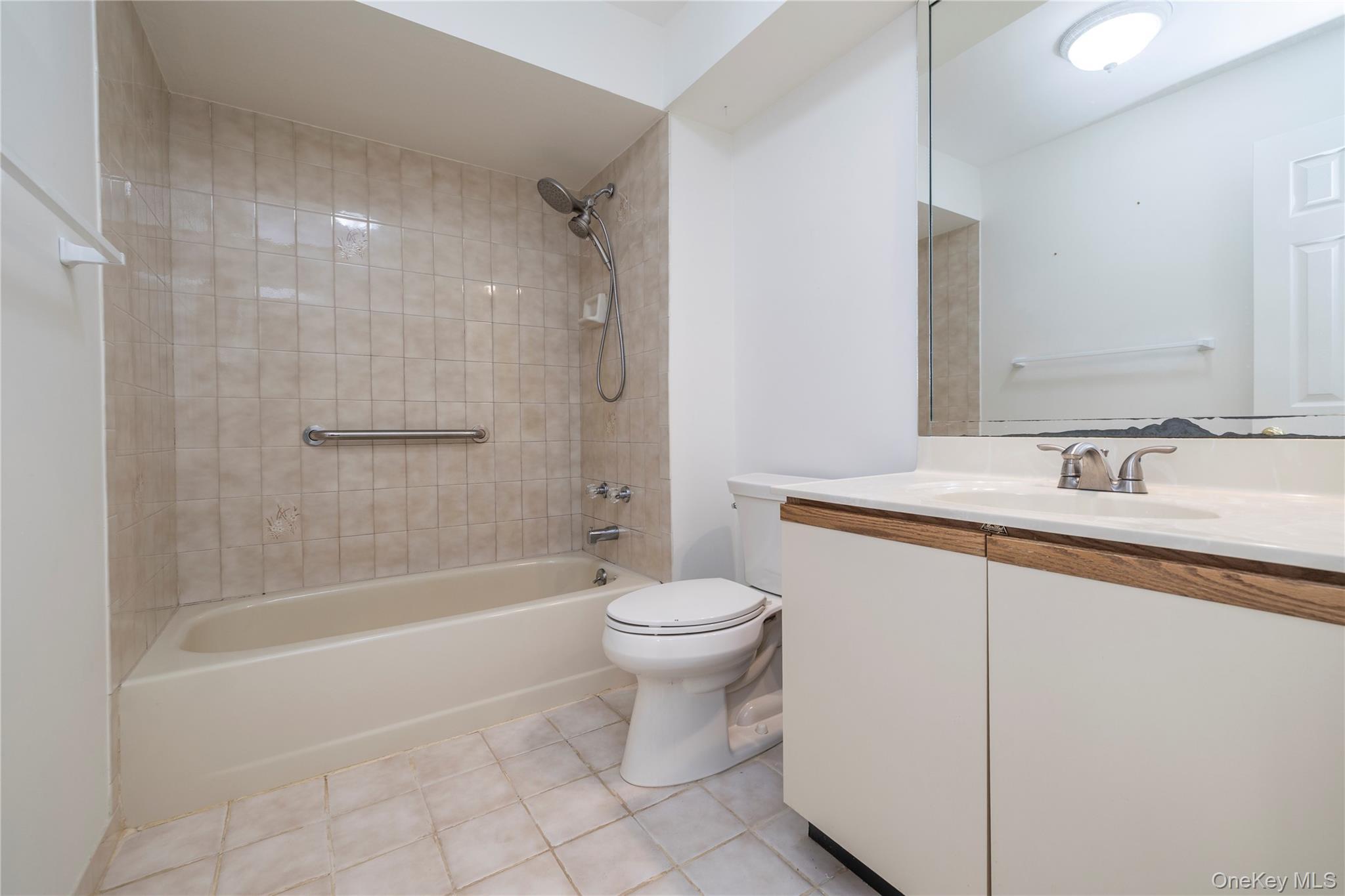 Condo Ridgewood Nassau County, NY 11793, MLS-966631-15