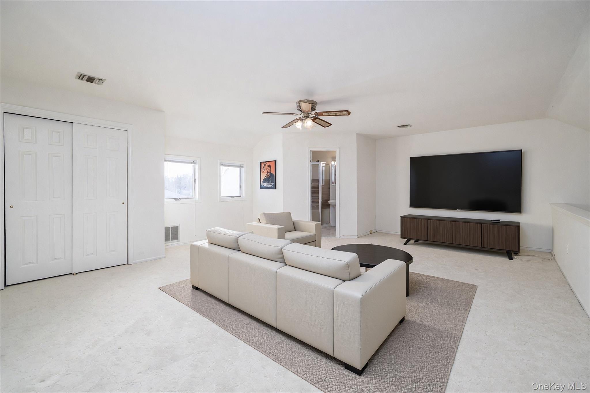 Condo Ridgewood Nassau County, NY 11793, MLS-966631-23