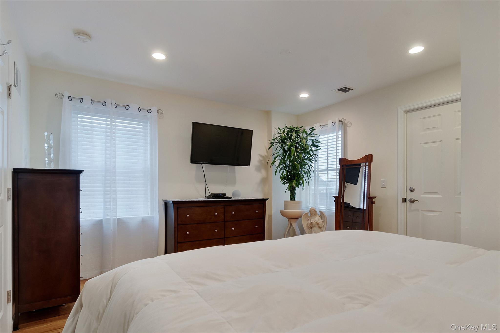 Single Family Janet  Queens, NY 11697, MLS-967034-16