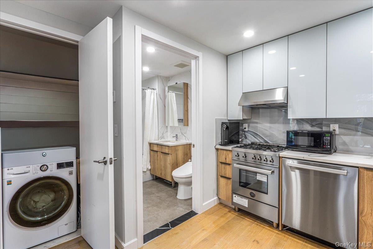 Condo 39th  Queens, NY 11101, MLS-967192-3